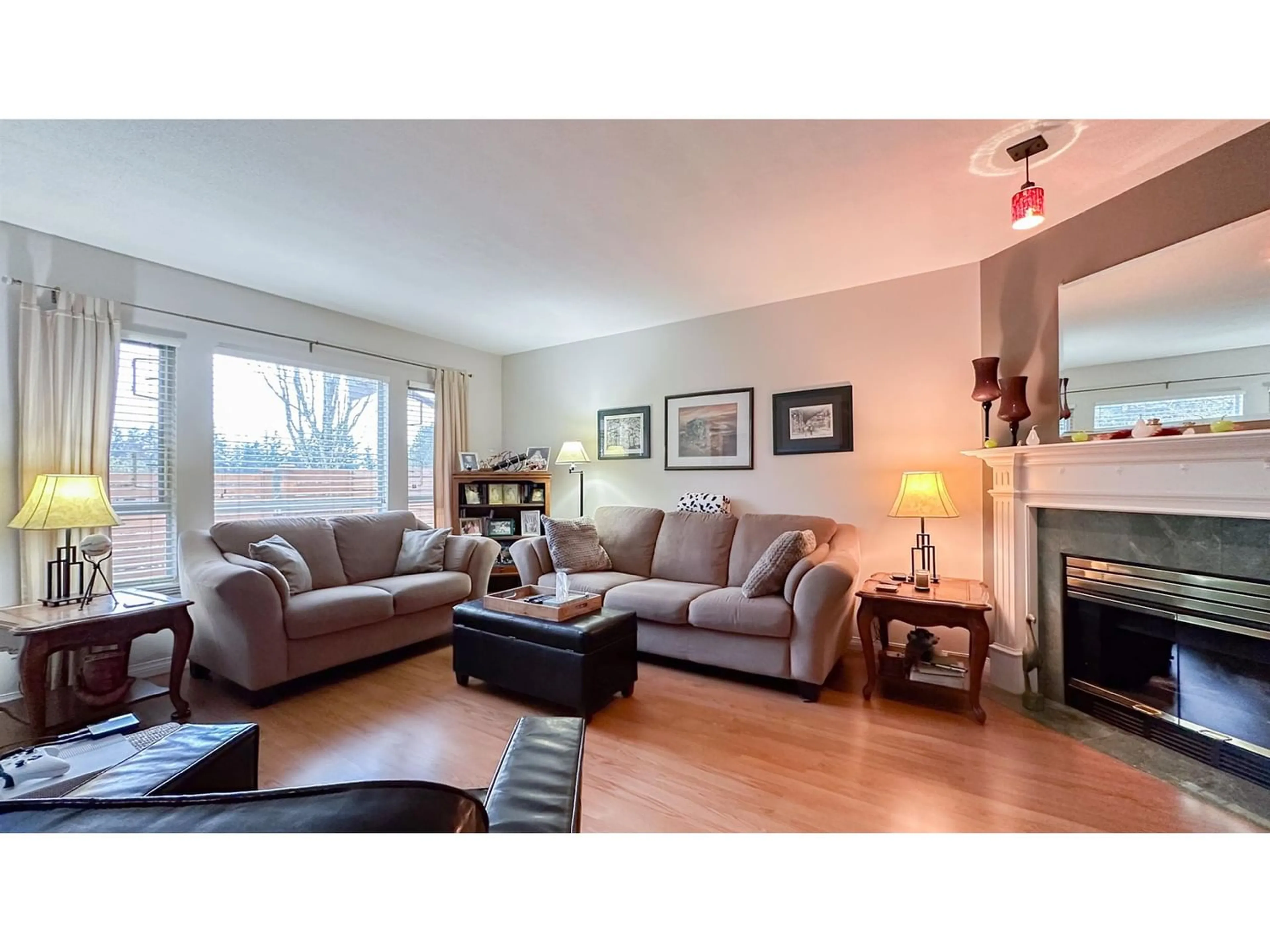 Living room for 107 15550 26 AV AVENUE, White Rock British Columbia V4P1C6
