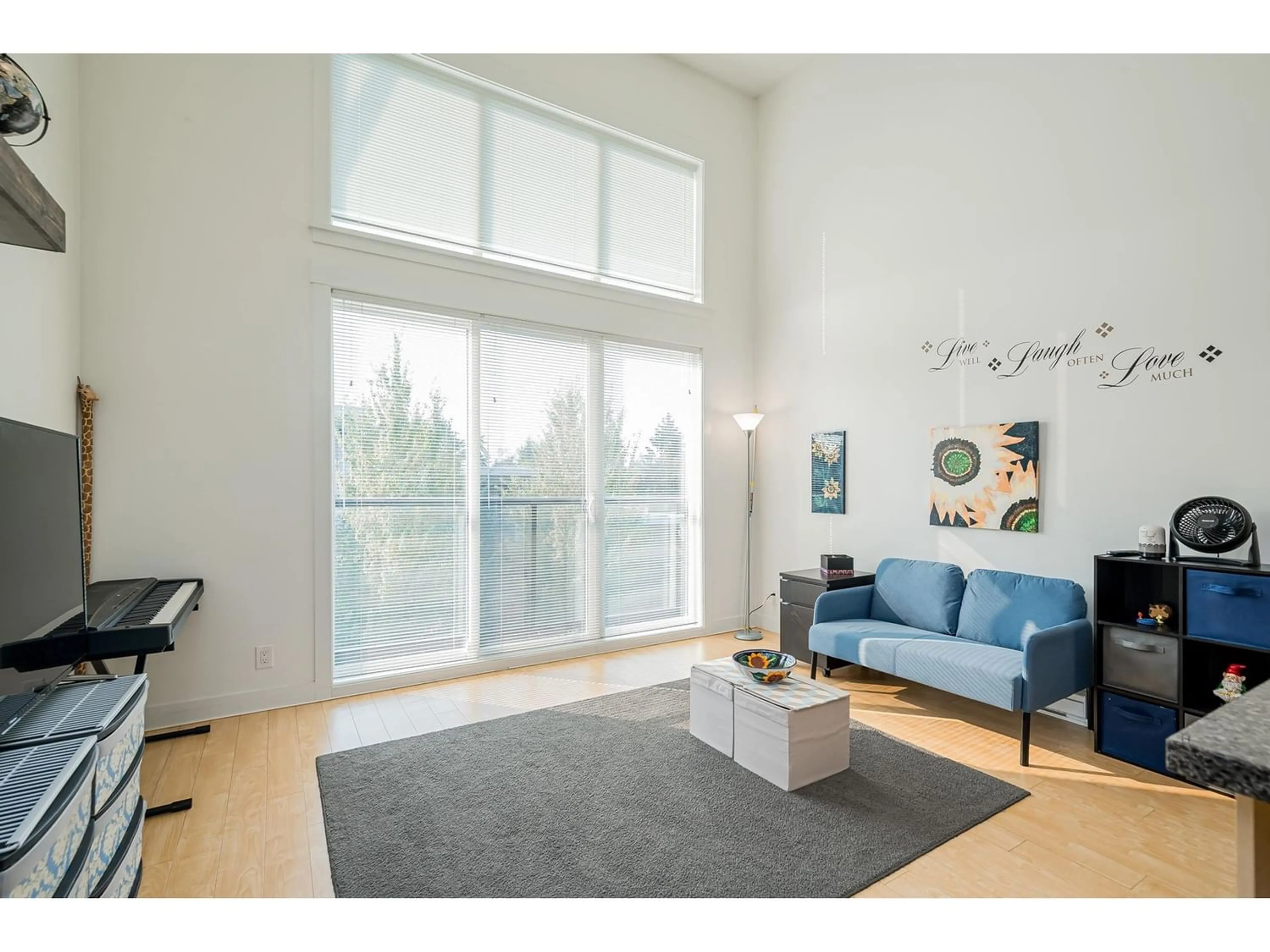 Living room for 410 33539 HOLLAND AVENUE, Abbotsford British Columbia V2S0C6