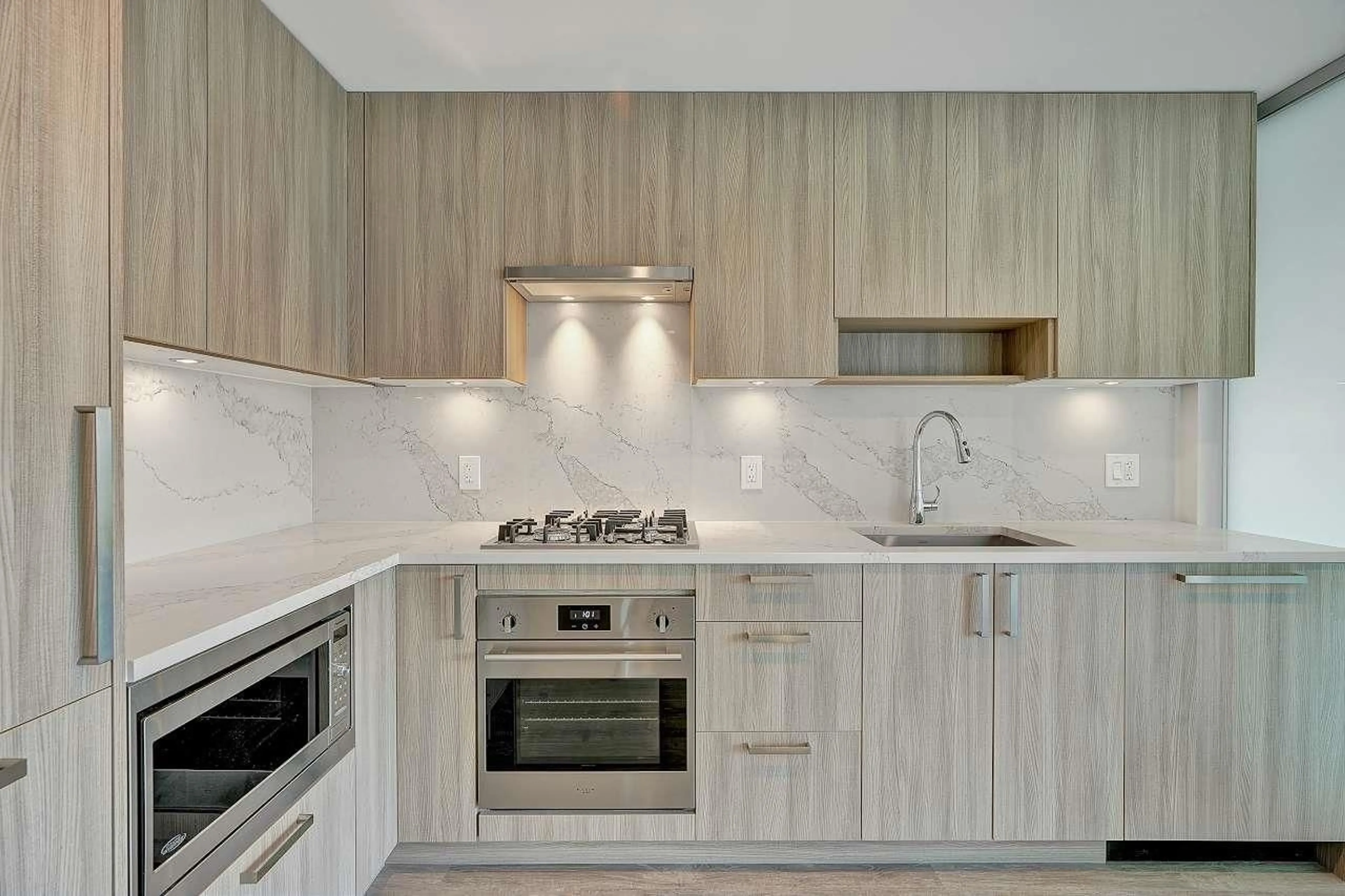 Standard kitchen for 508 13350 CENTRAL AVENUE, Surrey British Columbia V3T0S1