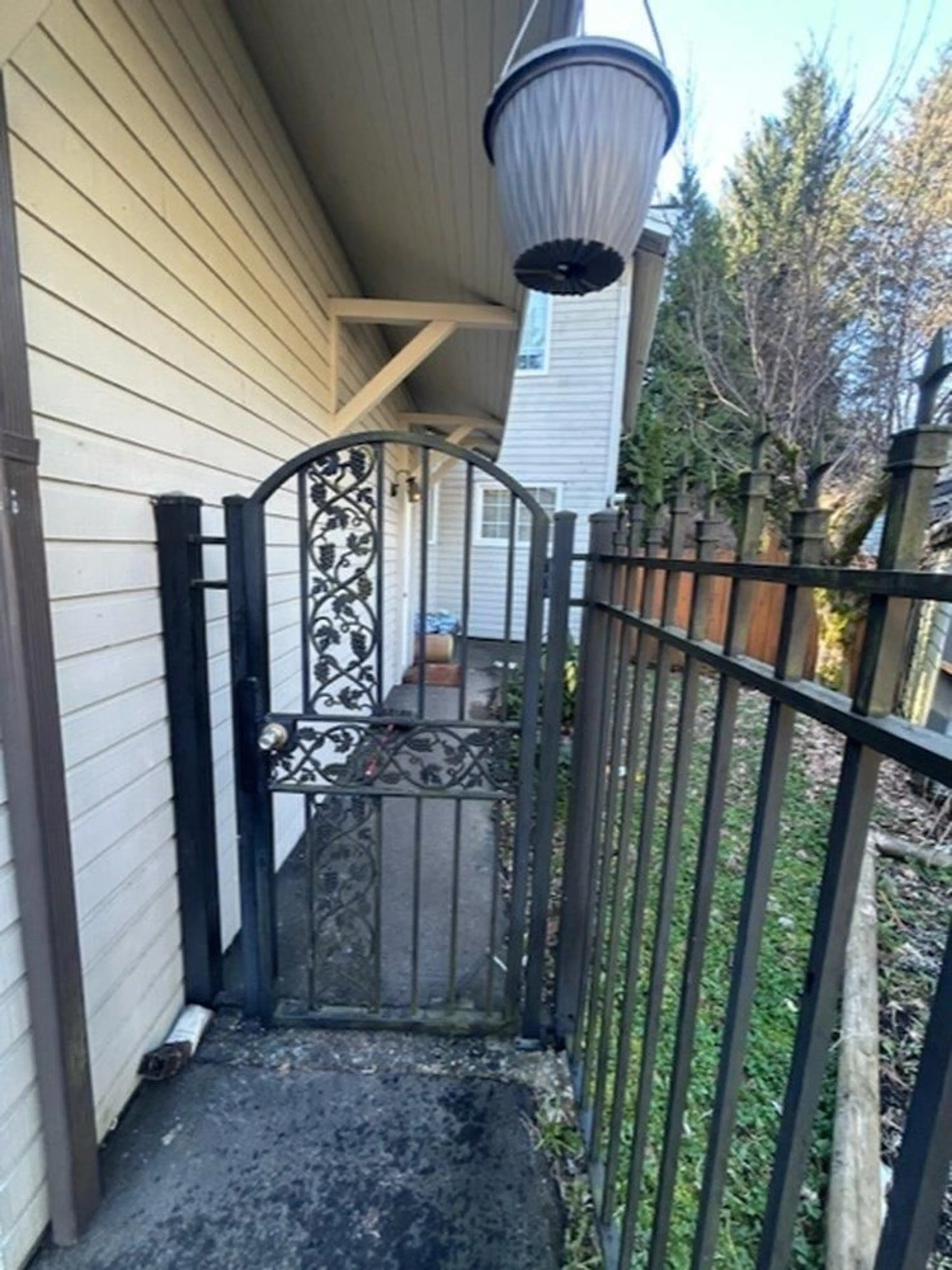 Indoor entryway for 14710 101A AVENUE, Surrey British Columbia V3R7E7