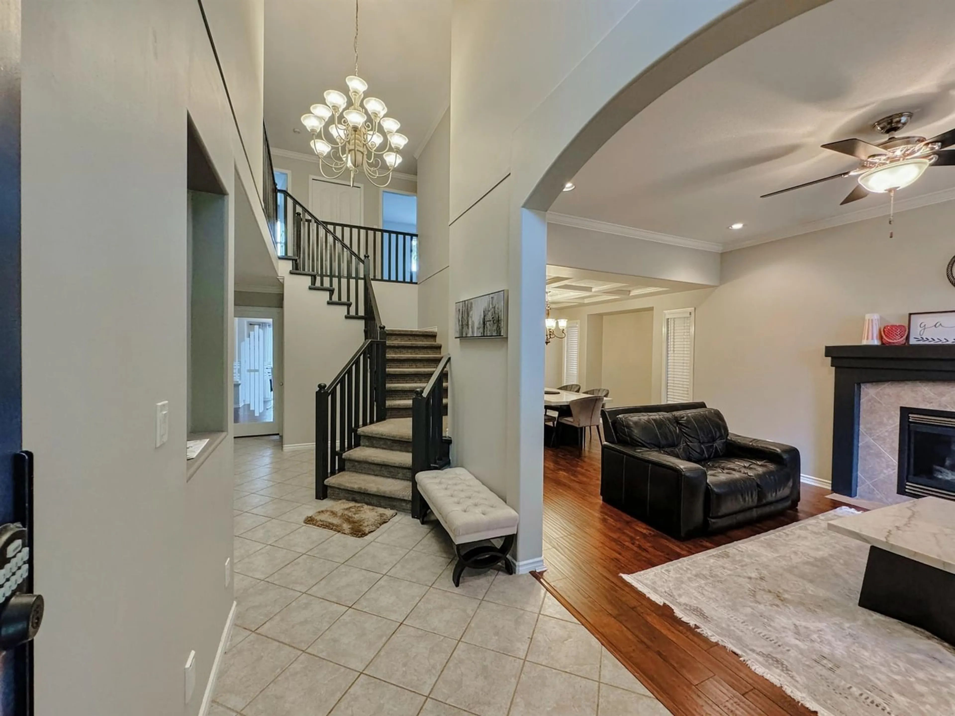 Indoor foyer for 7546 WILTSHIRE DRIVE, Surrey British Columbia V3S0T7