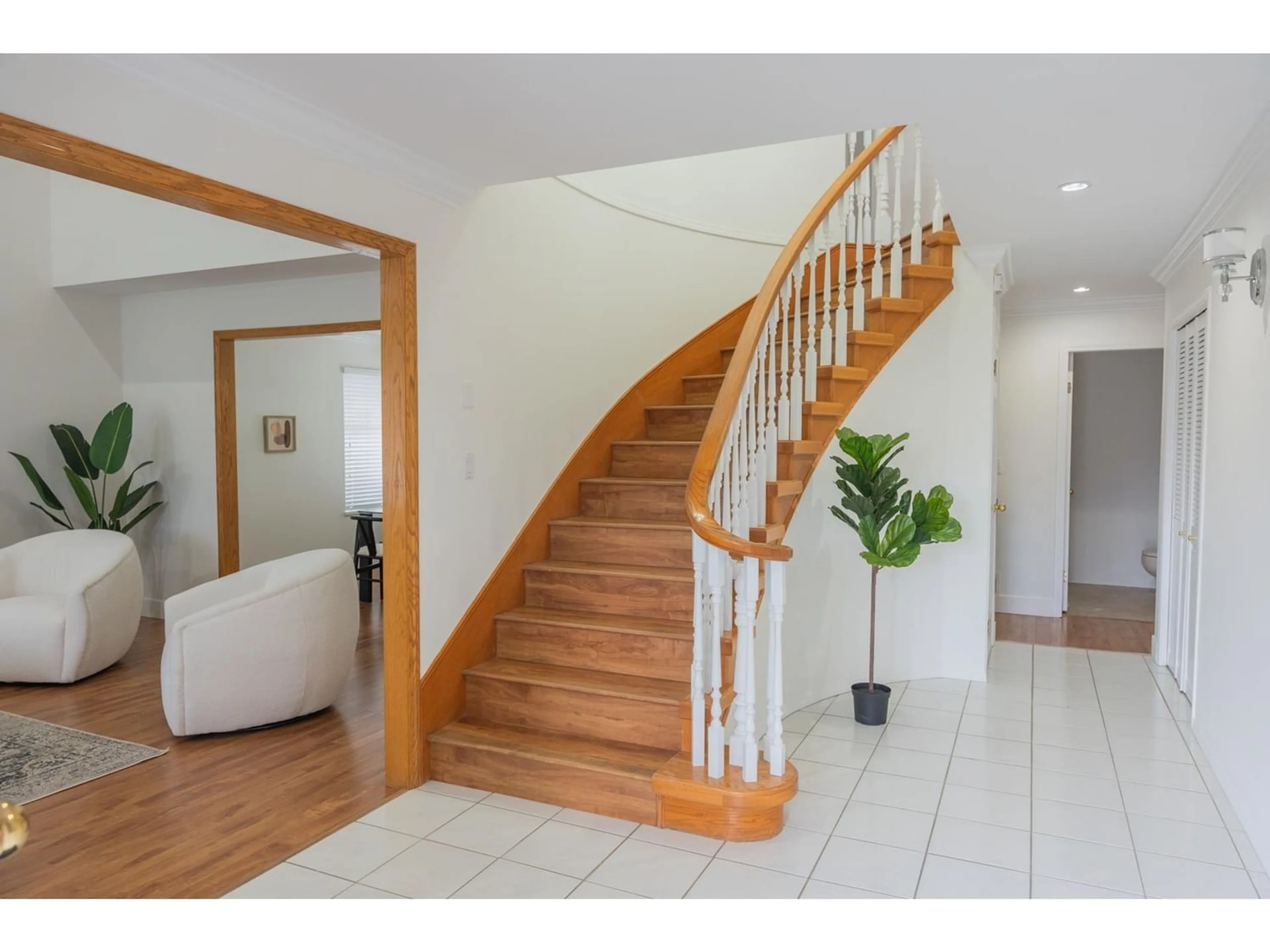 Indoor foyer for 12472 63A AVENUE, Surrey British Columbia V3X2C7