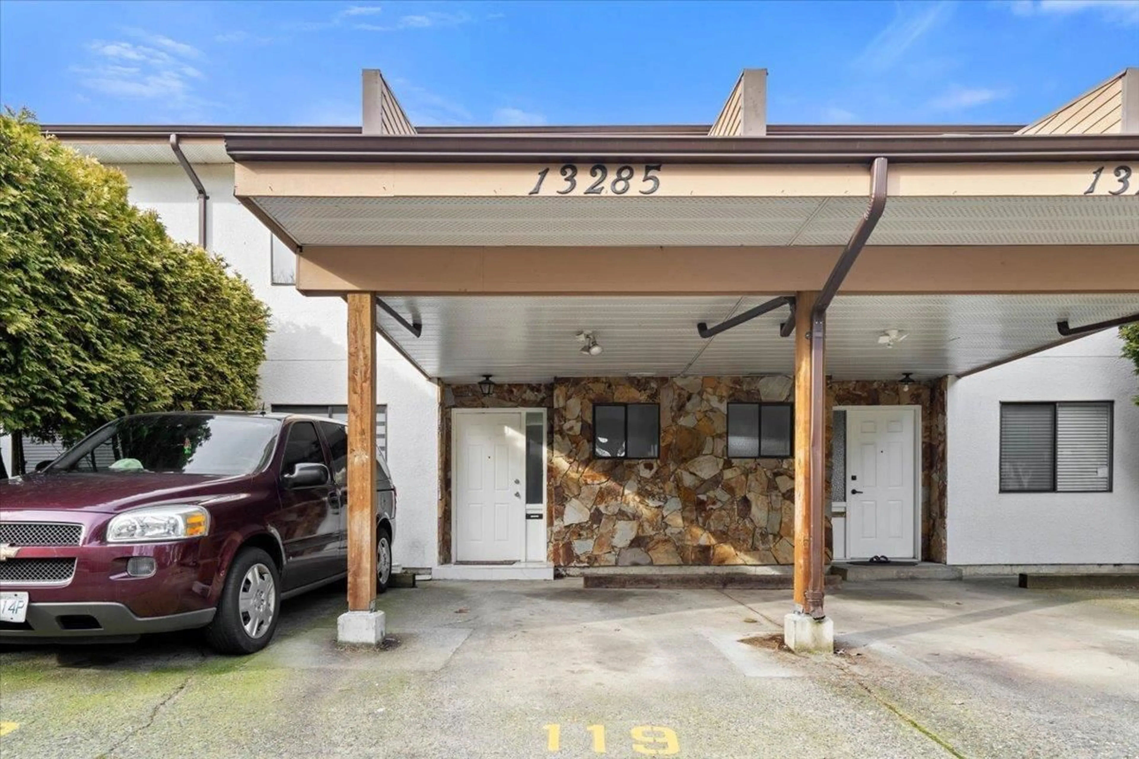 Indoor foyer for 13285 71B AVENUE, Surrey British Columbia V3W7Z5