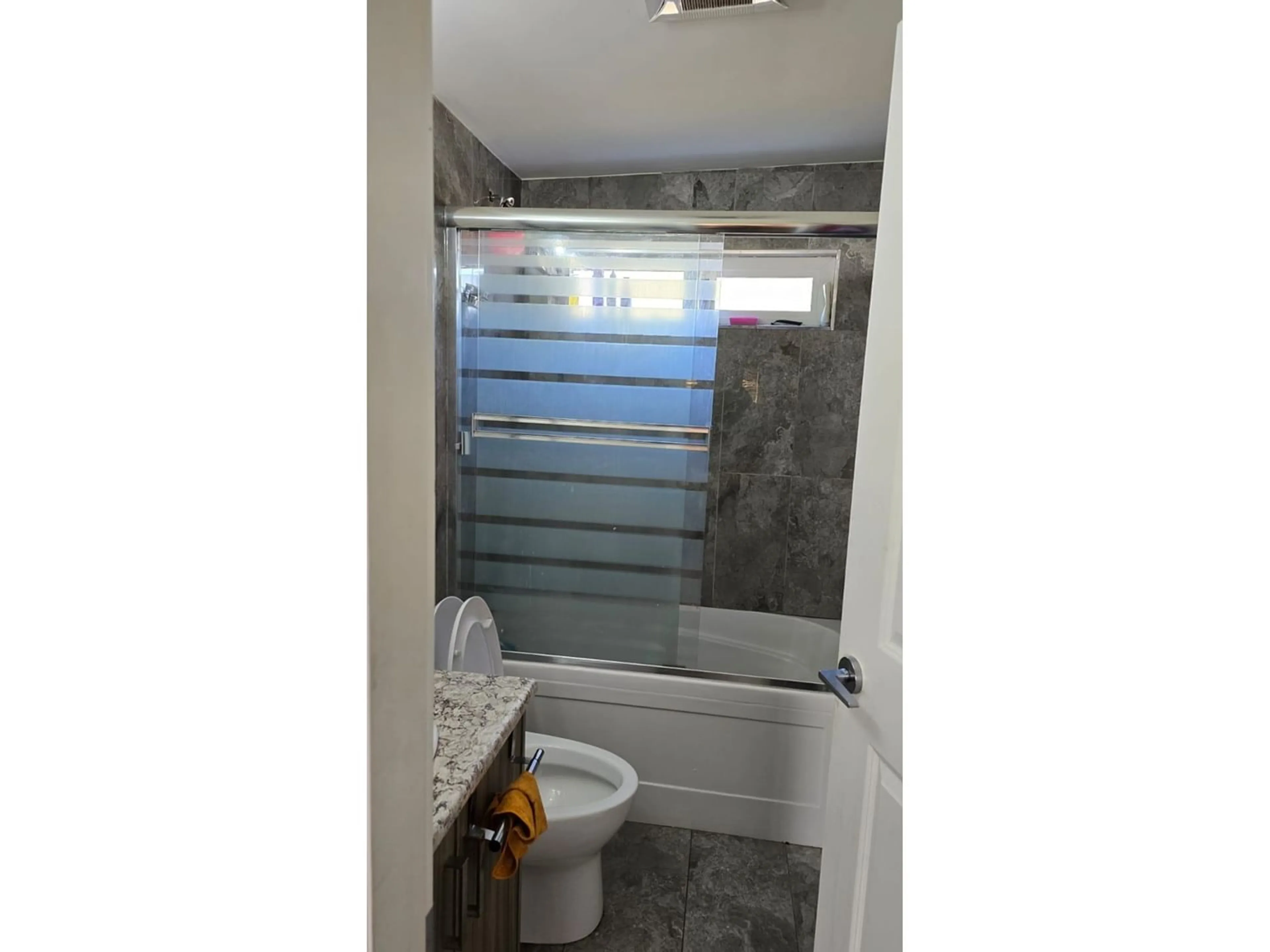 Bathroom for 12561 112A AVENUE, Surrey British Columbia V3V3L3