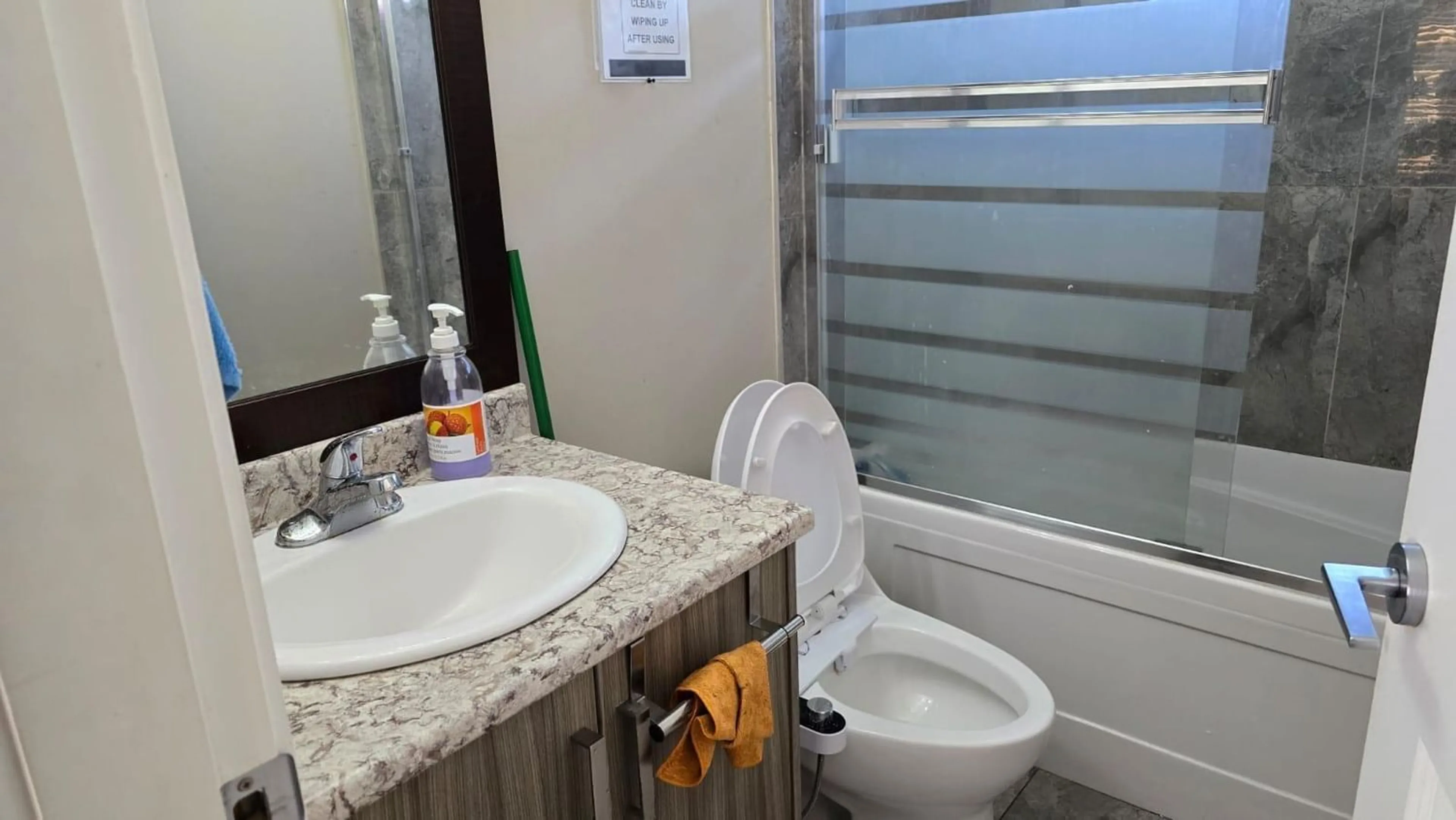 Bathroom for 12561 112A AVENUE, Surrey British Columbia V3V3L3