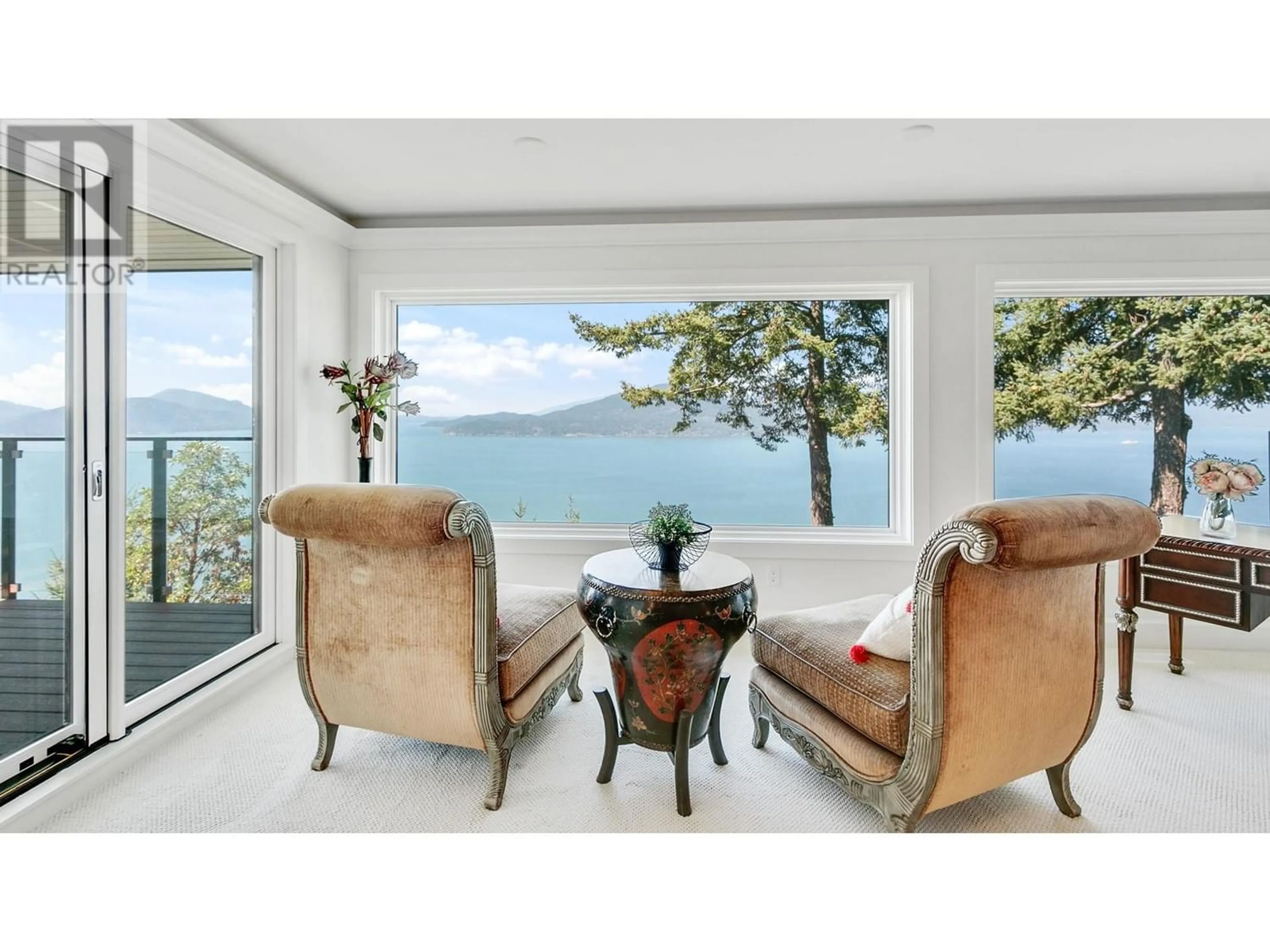 Living room for 150 MOUNTAIN DRIVE, Lions Bay British Columbia V7C2E2