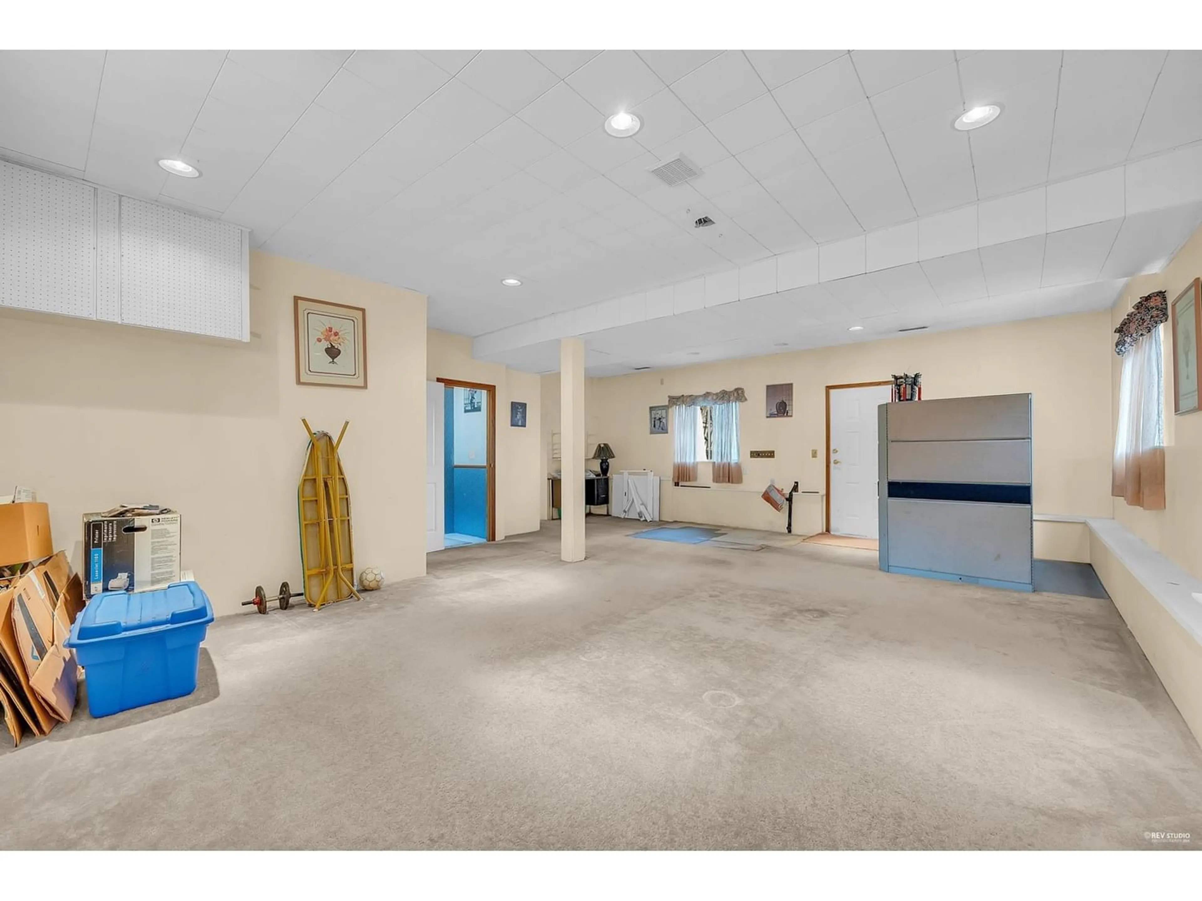 Indoor foyer for 13561 61A AVENUE, Surrey British Columbia V3X2J9