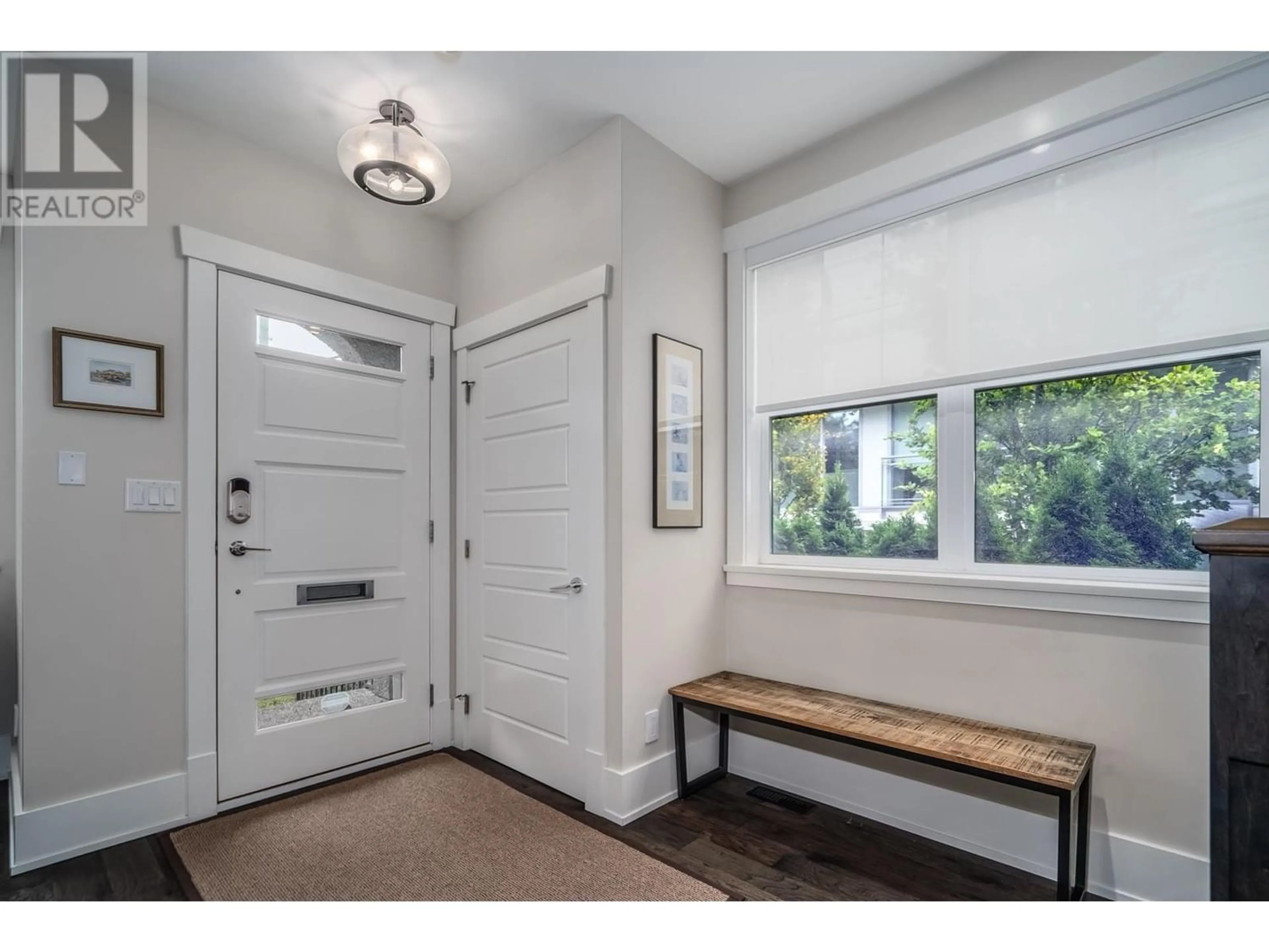 Indoor entryway for 180 E 17TH AVENUE, Vancouver British Columbia V5V1A4