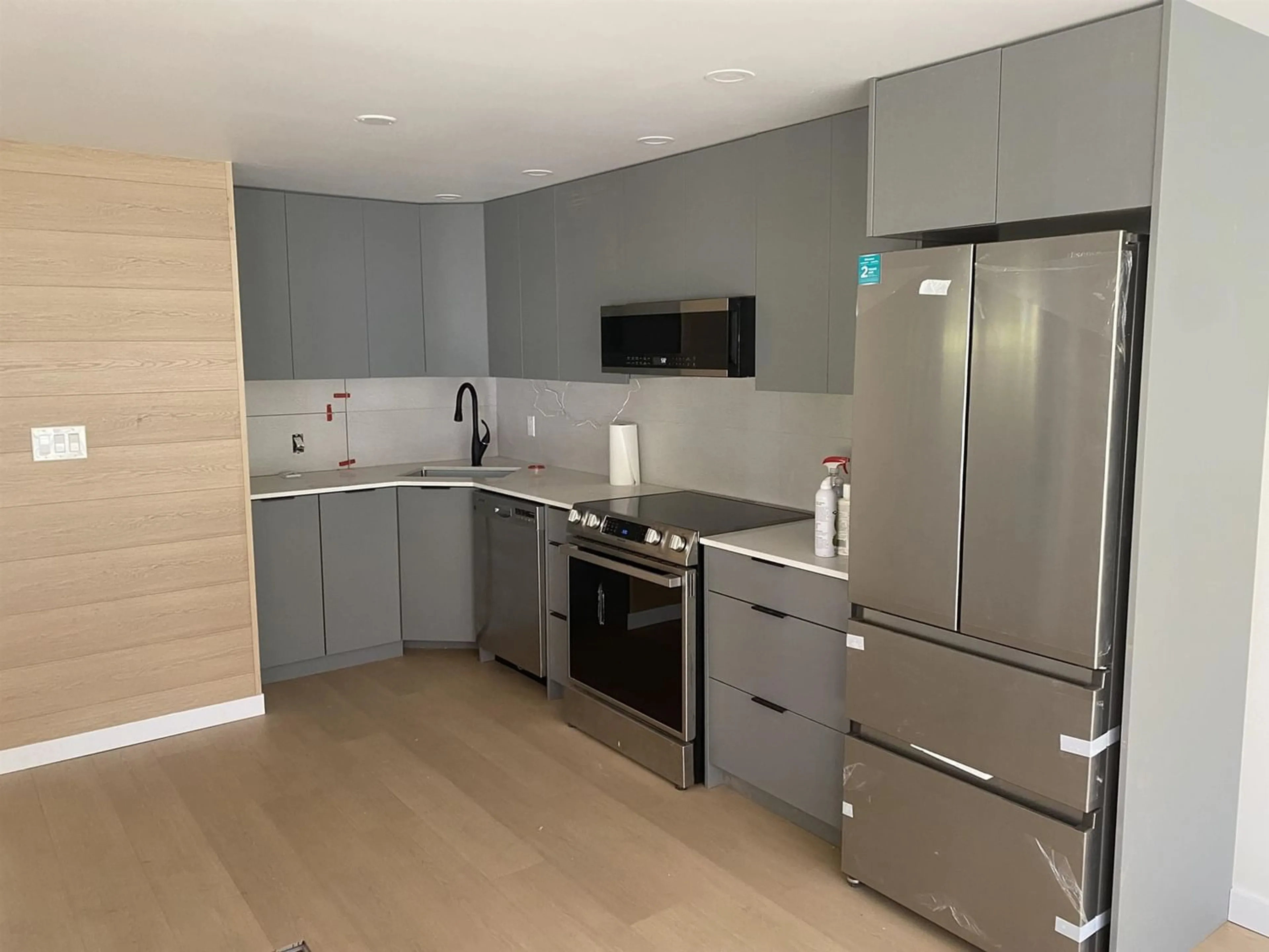 Standard kitchen for 89 8220 KING GEORGE BOULEVARD, Surrey British Columbia V3W6E1