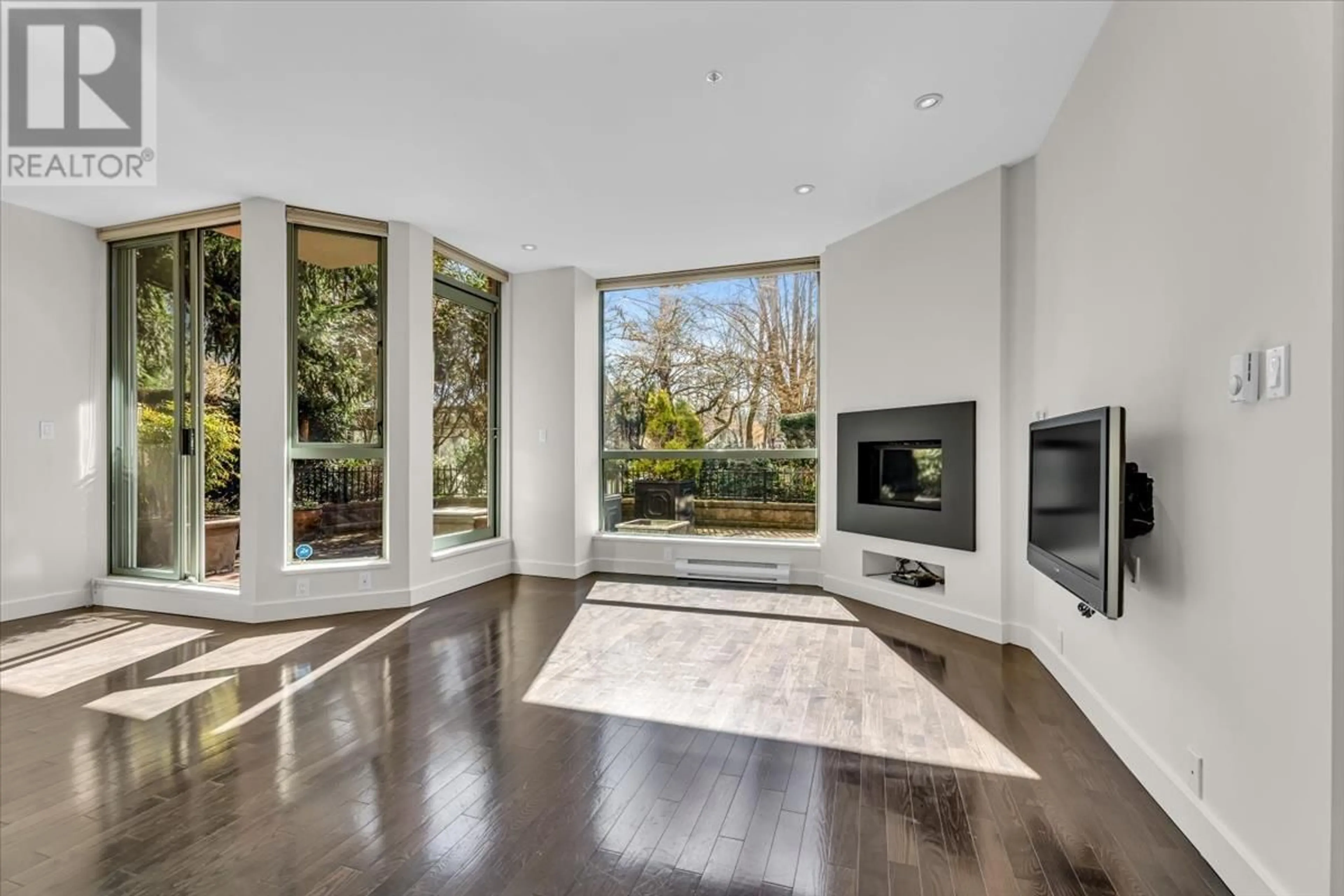 Living room for 106 5657 HAMPTON PLACE, Vancouver British Columbia V6T2H4