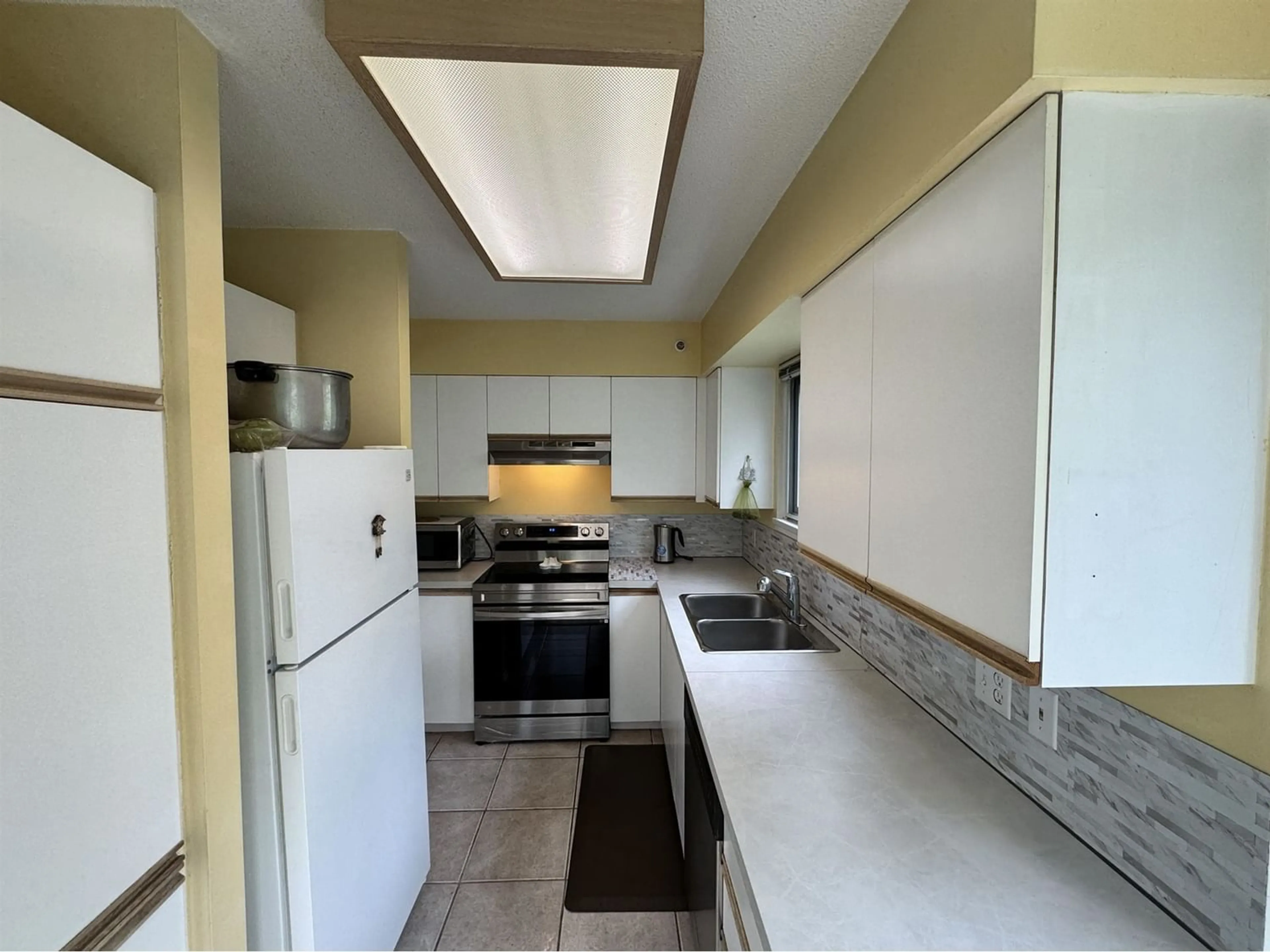 Standard kitchen, cement floor, cottage for 404 9830 WHALLEY BOULEVARD, Surrey British Columbia V3T5S7