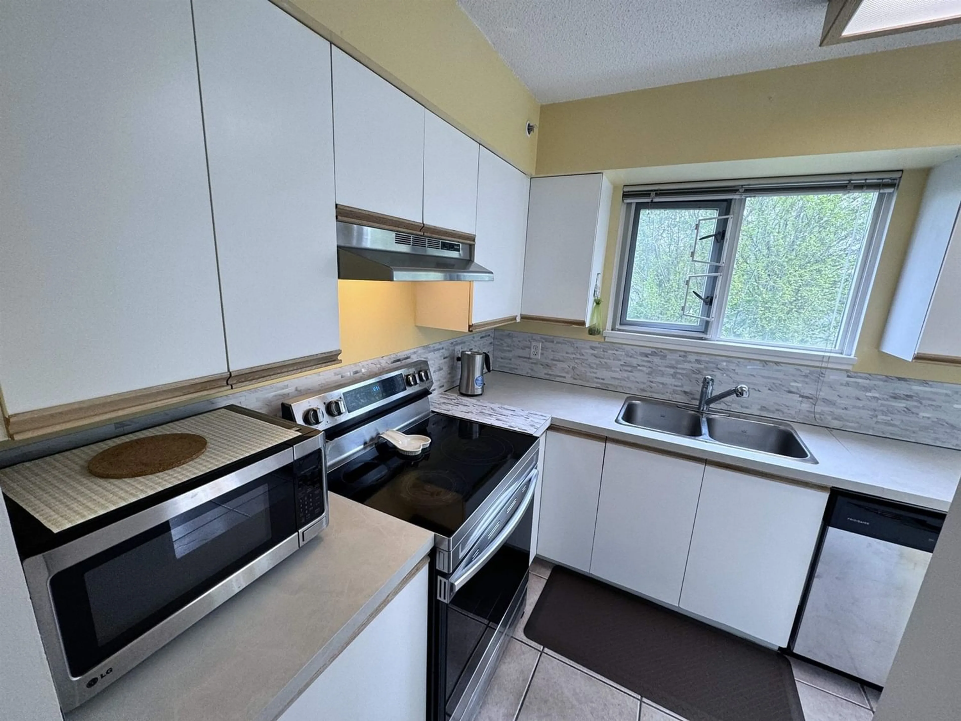 Standard kitchen, cottage for 404 9830 WHALLEY BOULEVARD, Surrey British Columbia V3T5S7