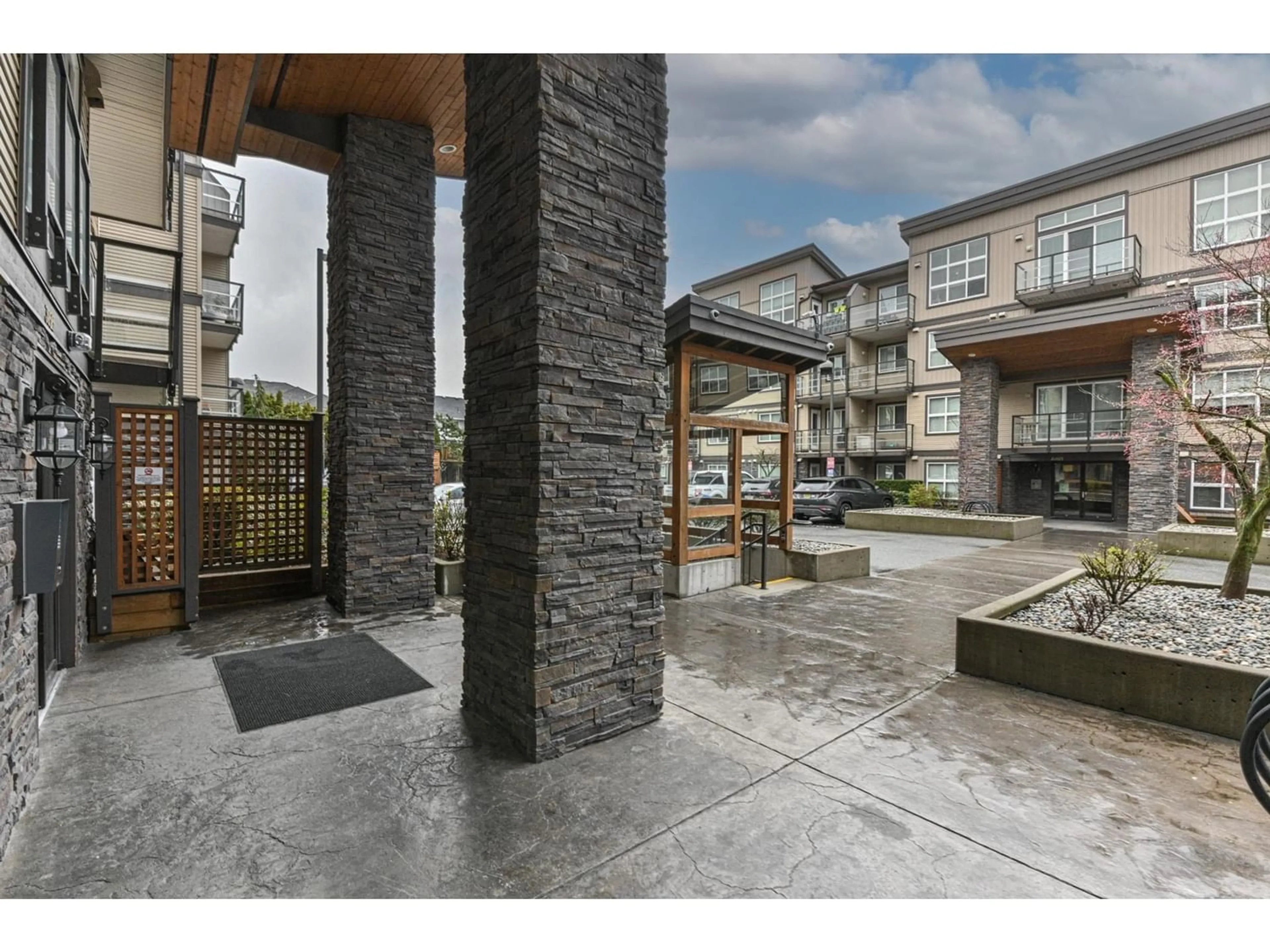 Patio for 306 30515 CARDINAL AVENUE, Abbotsford British Columbia V2T0A8