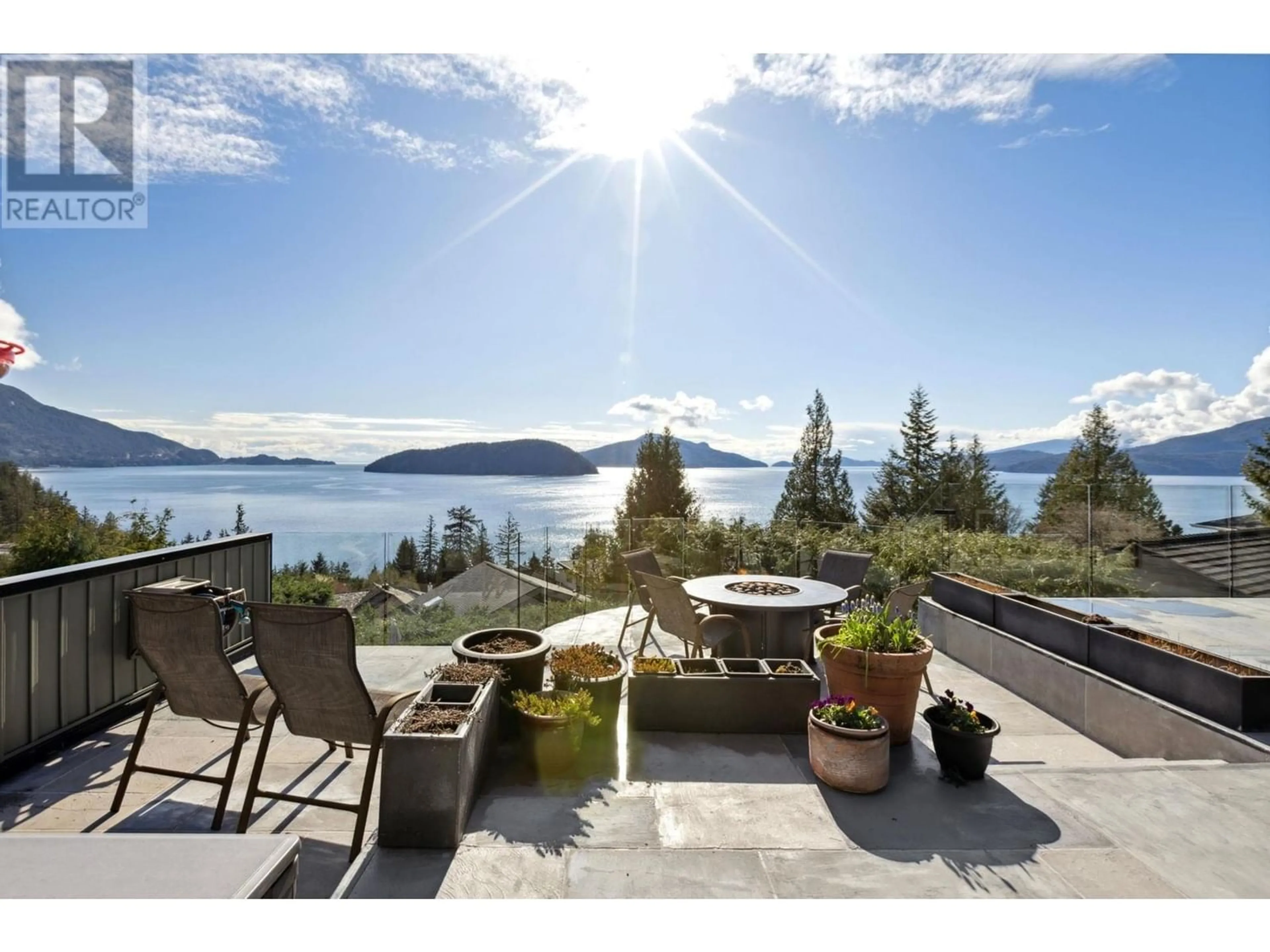 Patio for 35 PERIWINKLE PLACE, Lions Bay British Columbia V0N2E0