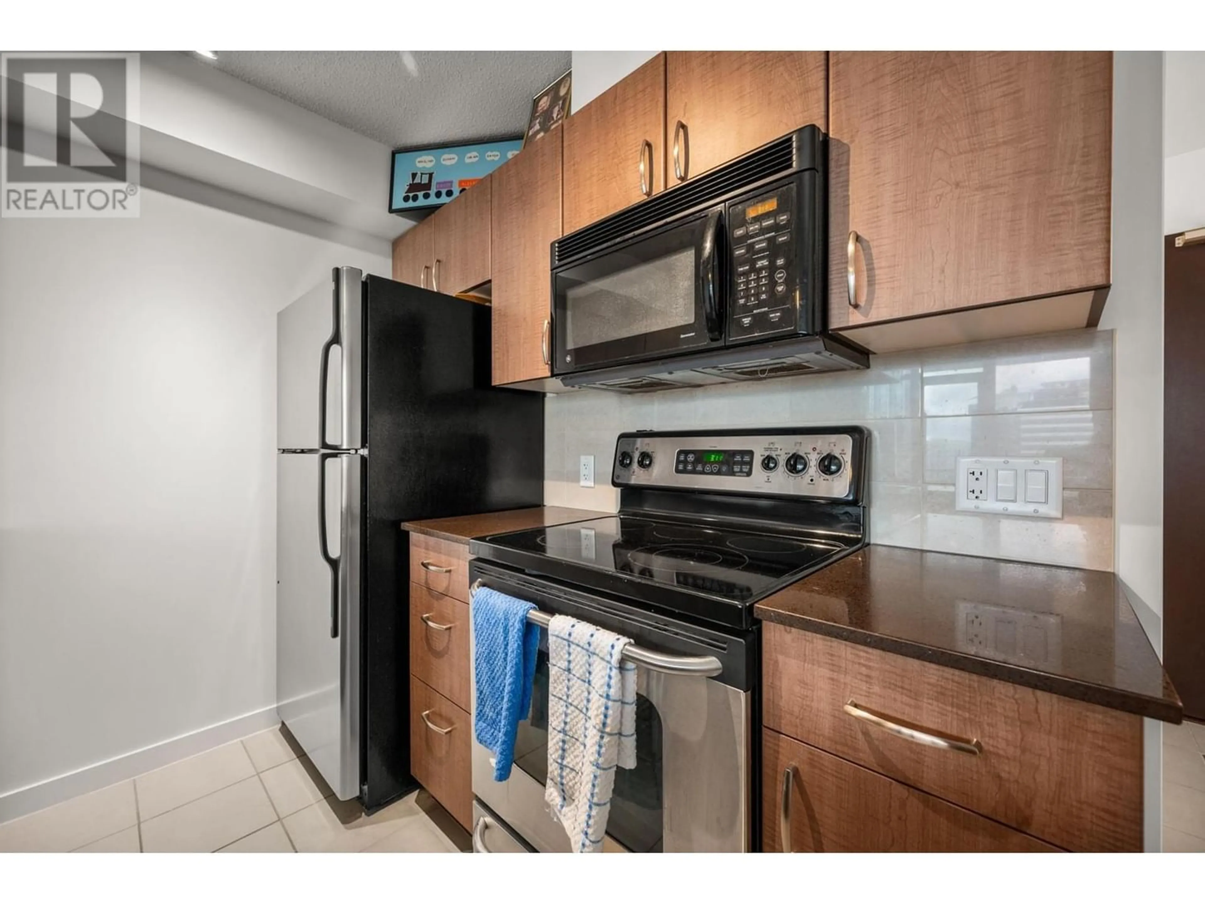 Standard kitchen for 1511 610 GRANVILLE STREET, Vancouver British Columbia V6C3T3