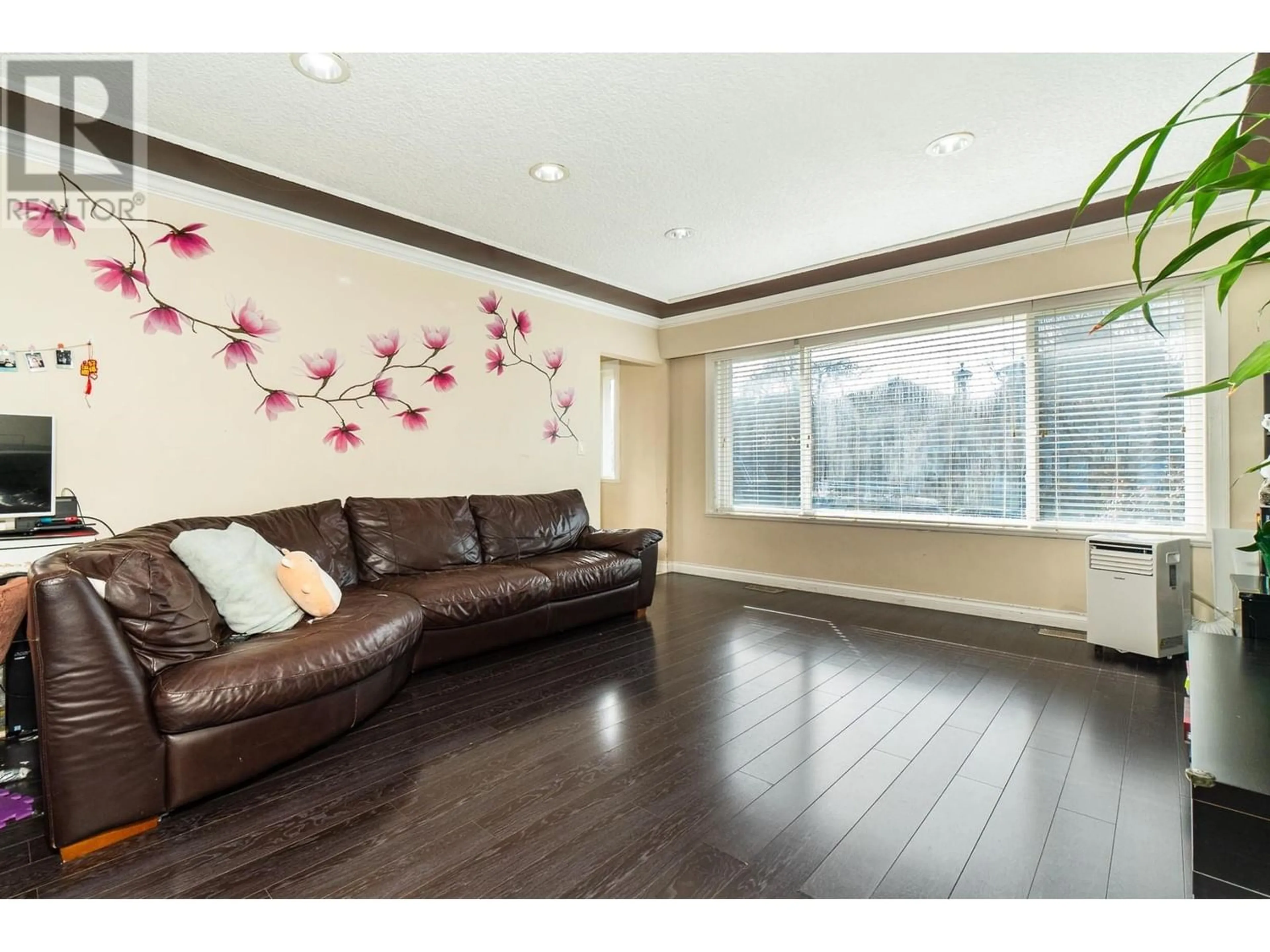 Living room for 3131 E 20TH AVENUE, Vancouver British Columbia V5M2V4