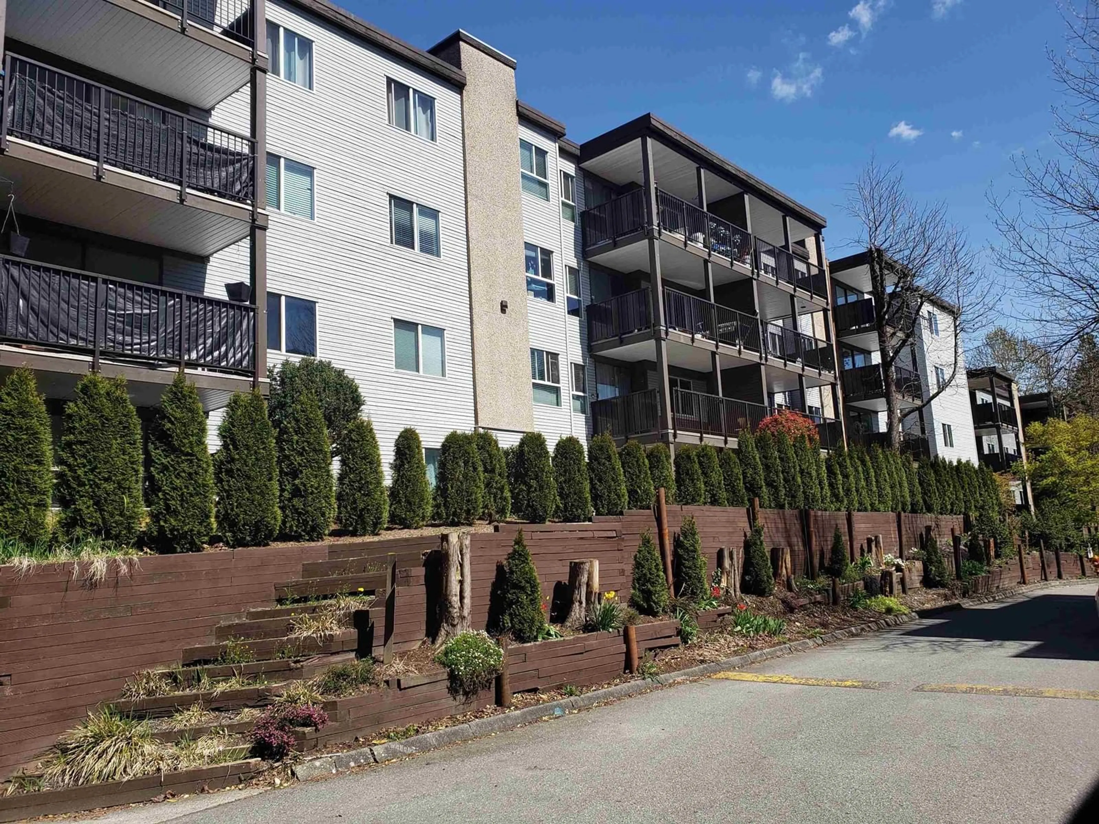A pic from exterior of the house or condo for 306 10698 151A STREET, Surrey British Columbia V3R8T5