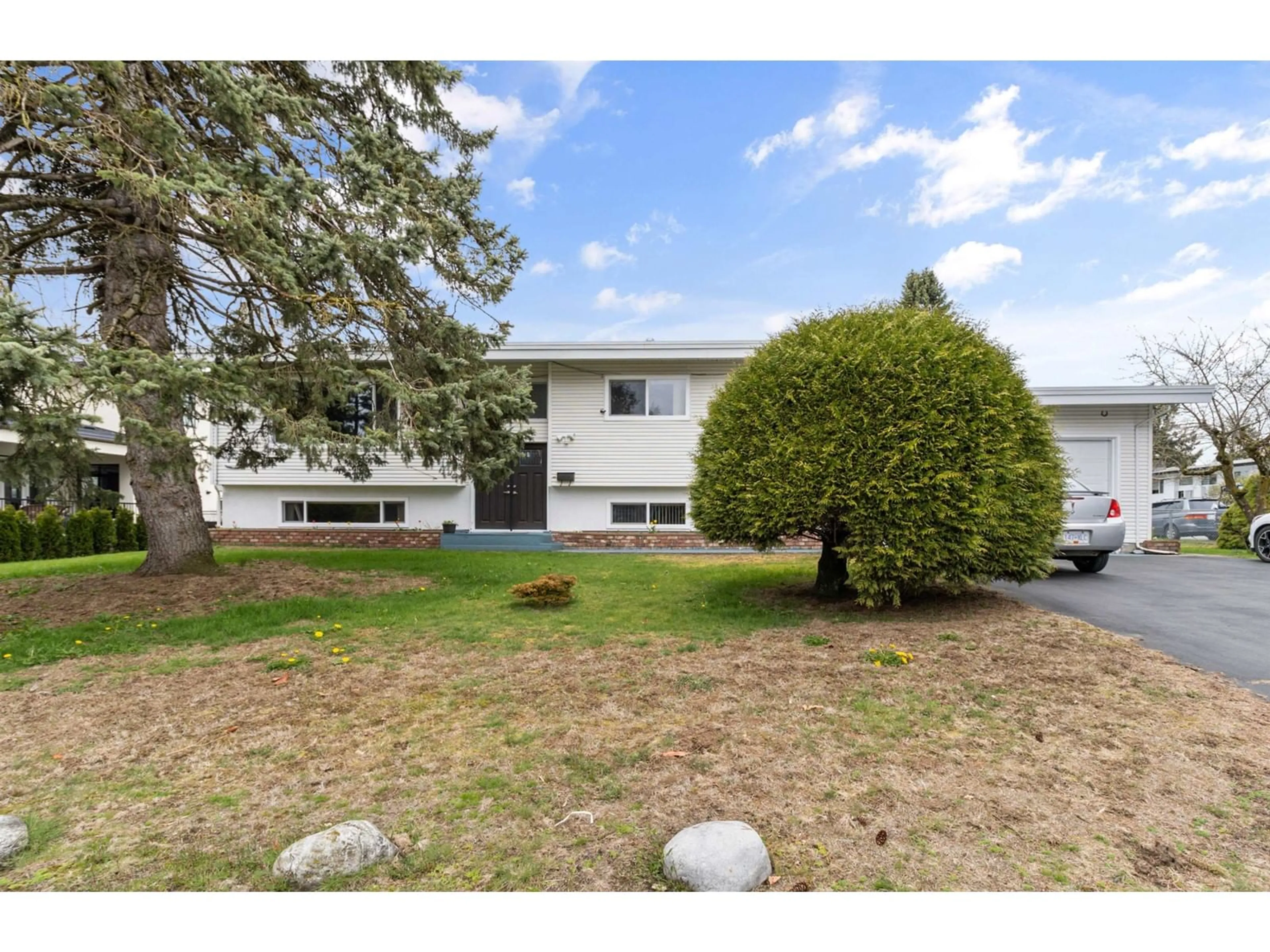 A pic from outside/outdoor area/front of a property/back of a property/a pic from drone, street for 2449 ADELAIDE, Abbotsford British Columbia V2T3L9