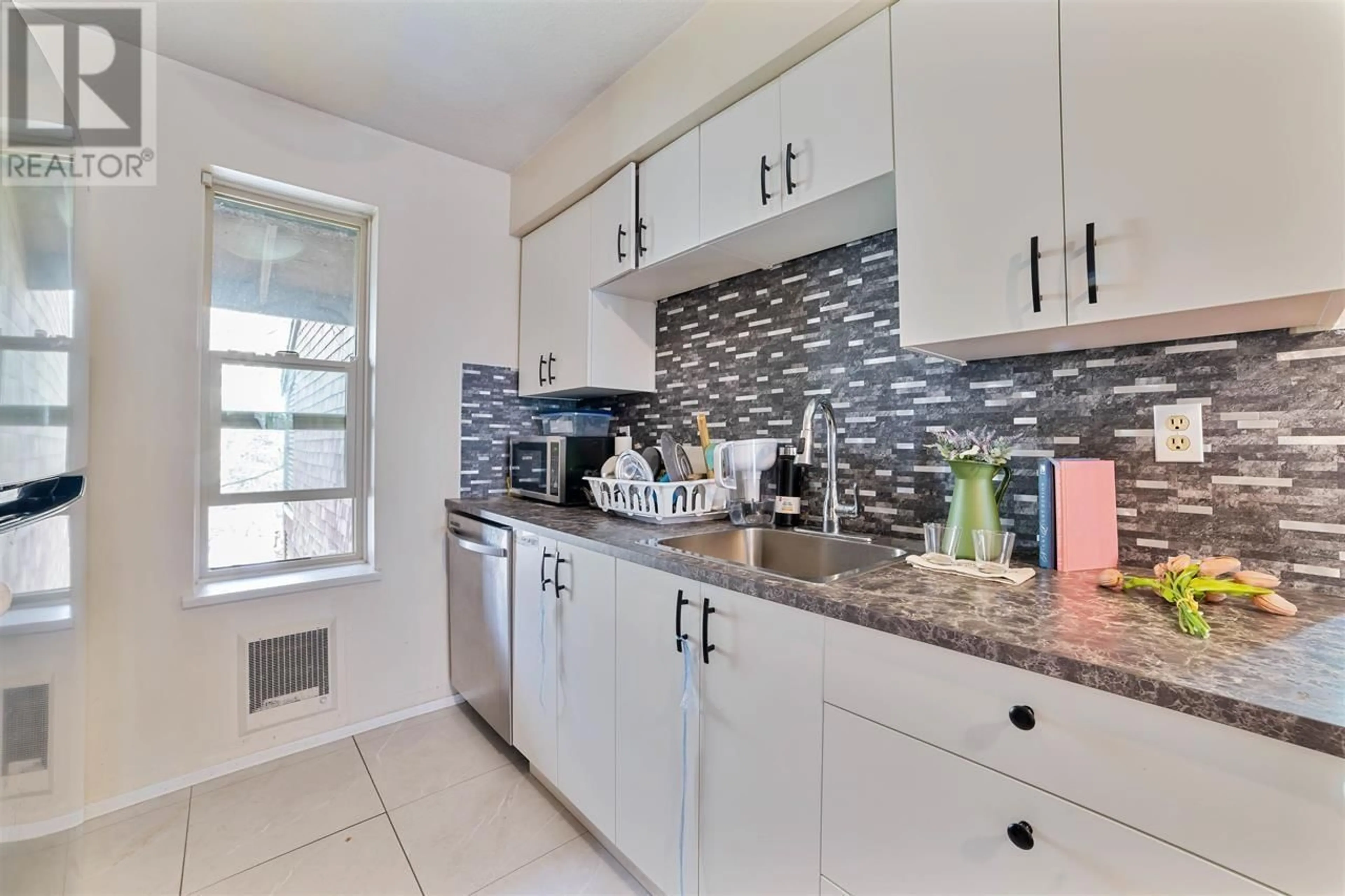 Standard kitchen for 502 9847 MANCHESTER DRIVE, Burnaby British Columbia V3N4P4