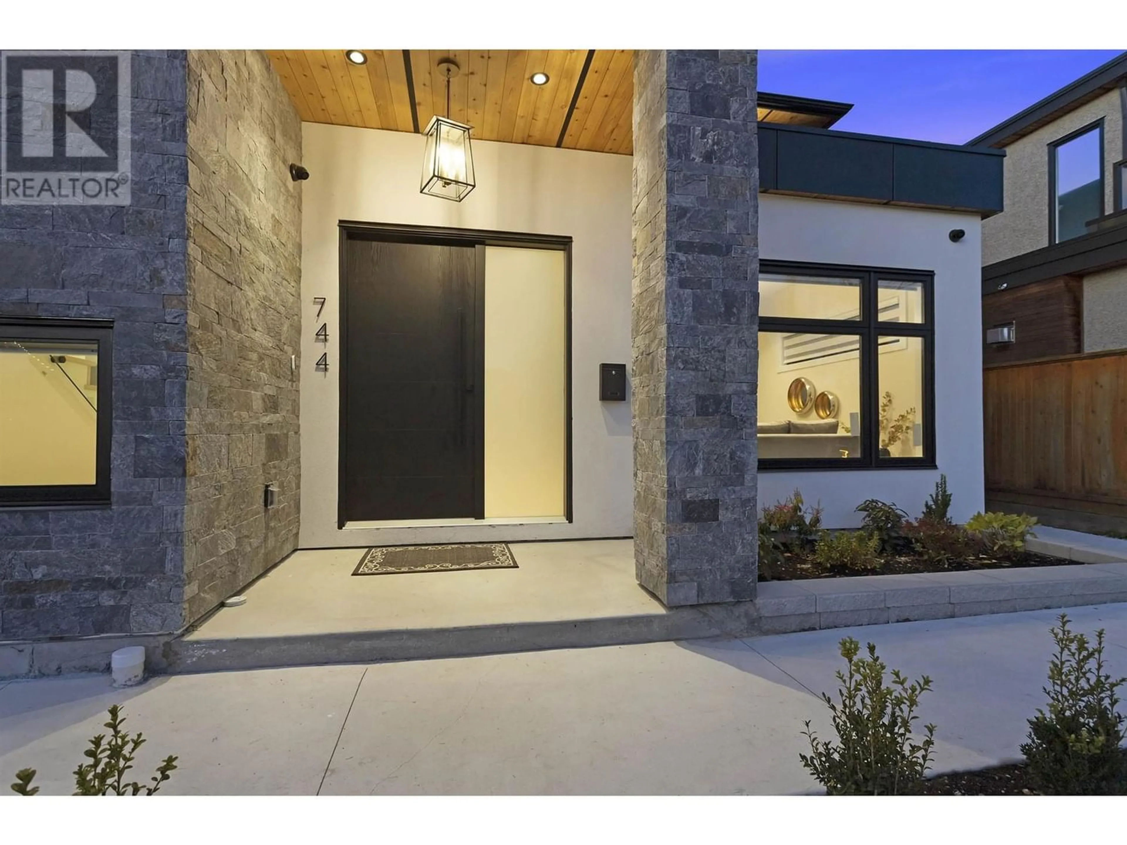 Indoor entryway for 744 E 9TH STREET, North Vancouver British Columbia V7L2B9