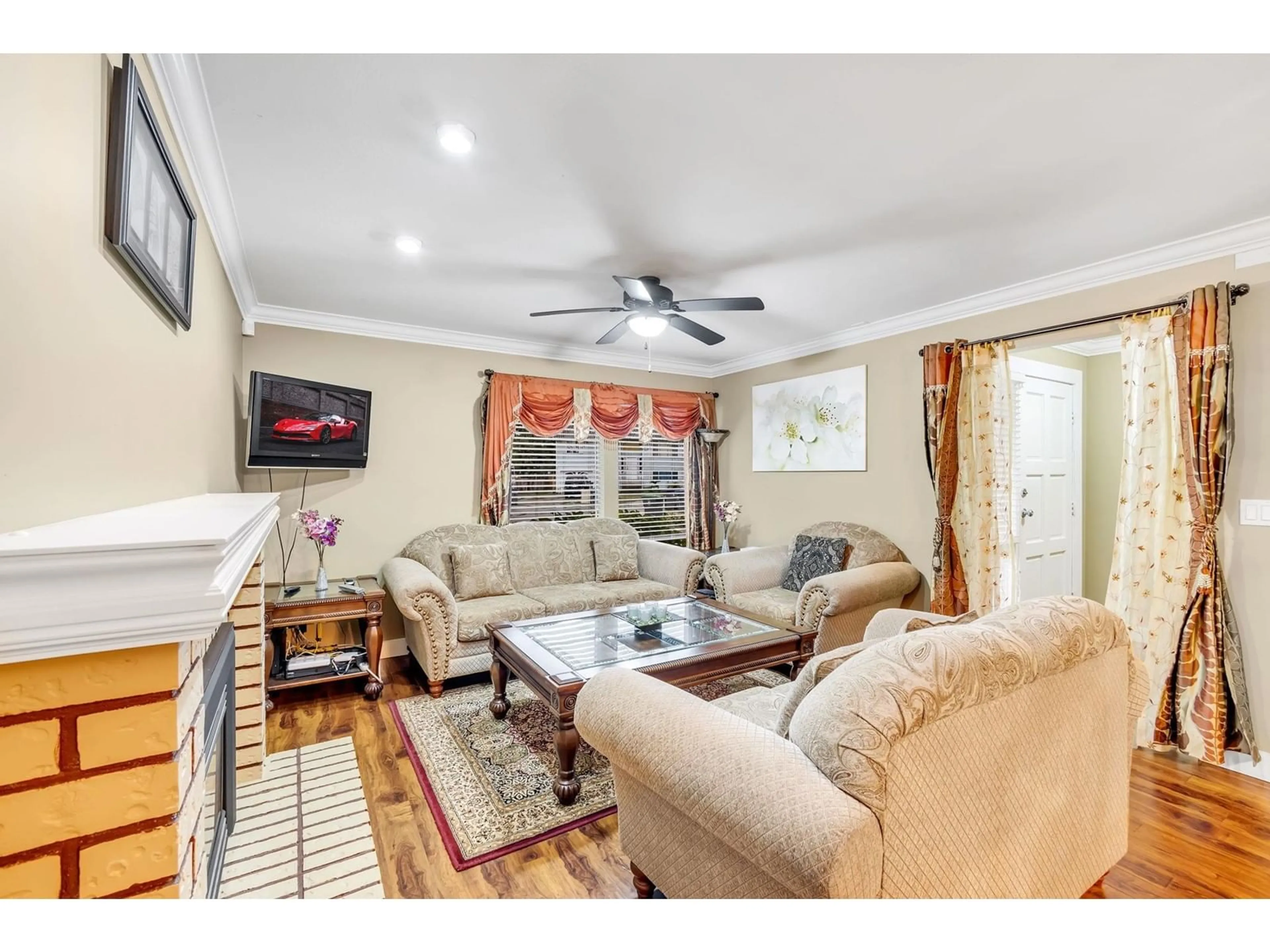 Living room with furniture, unknown for 6725 134A, Surrey British Columbia V3W5W2