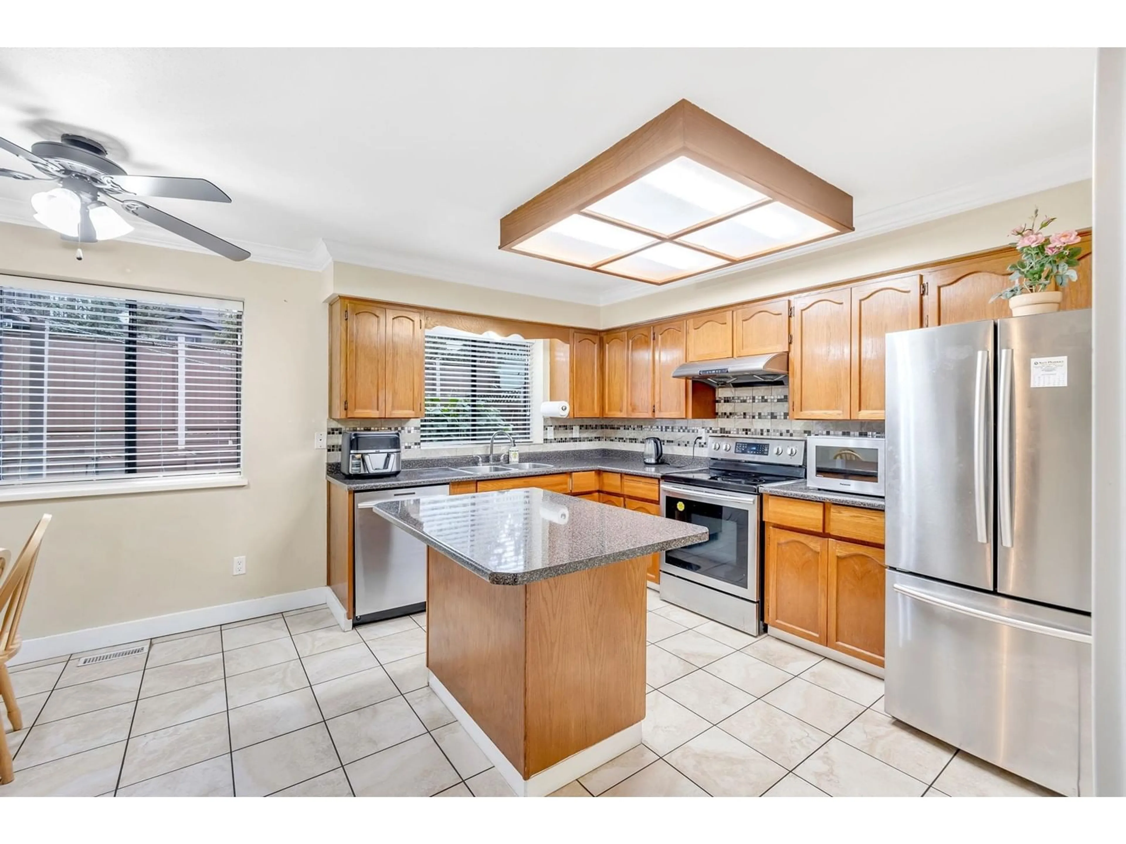 Open concept kitchen, ceramic/tile floor for 6725 134A, Surrey British Columbia V3W5W2