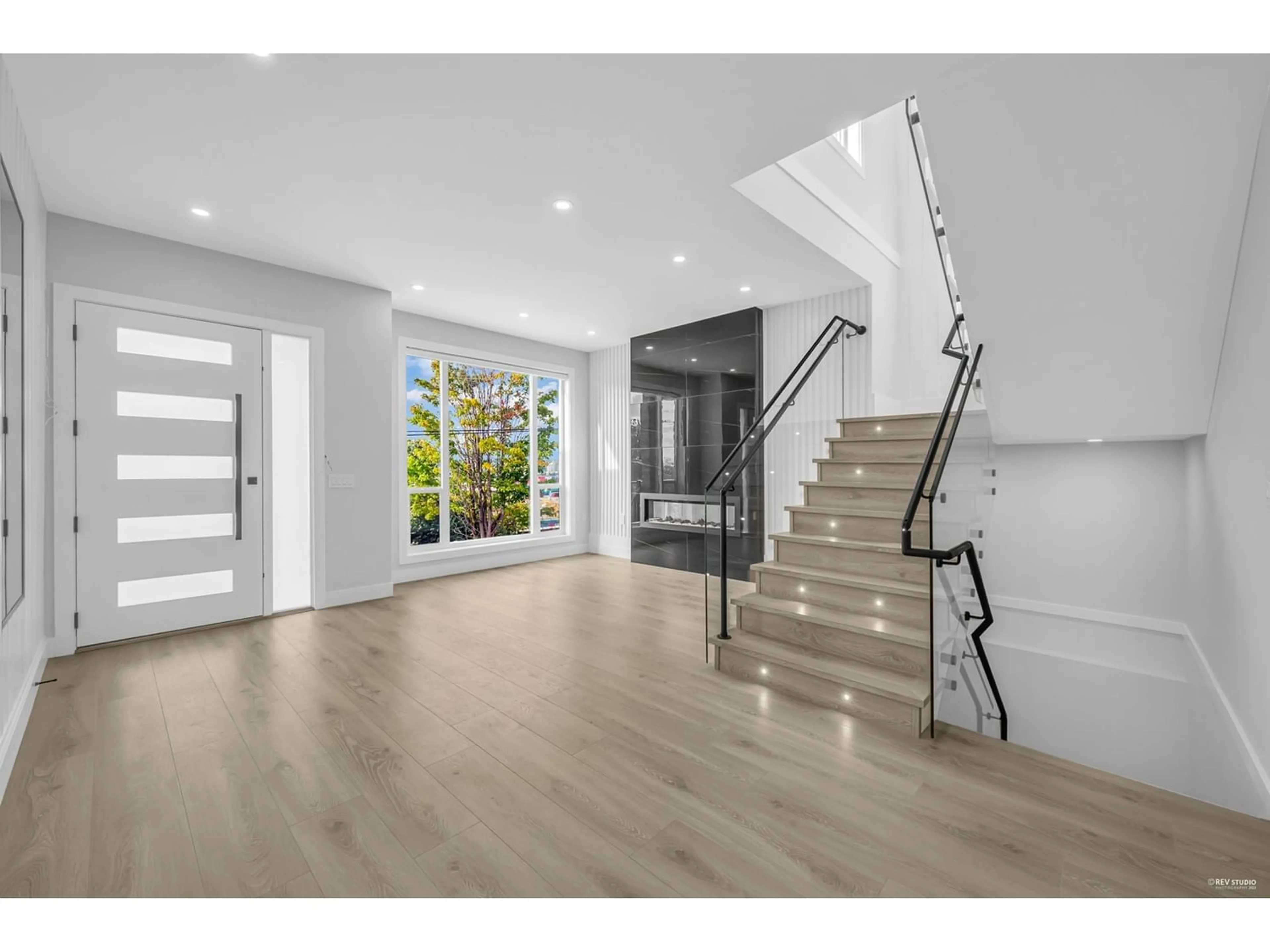 Indoor entryway for 11342 RIVER ROAD, Surrey British Columbia V3V2V6