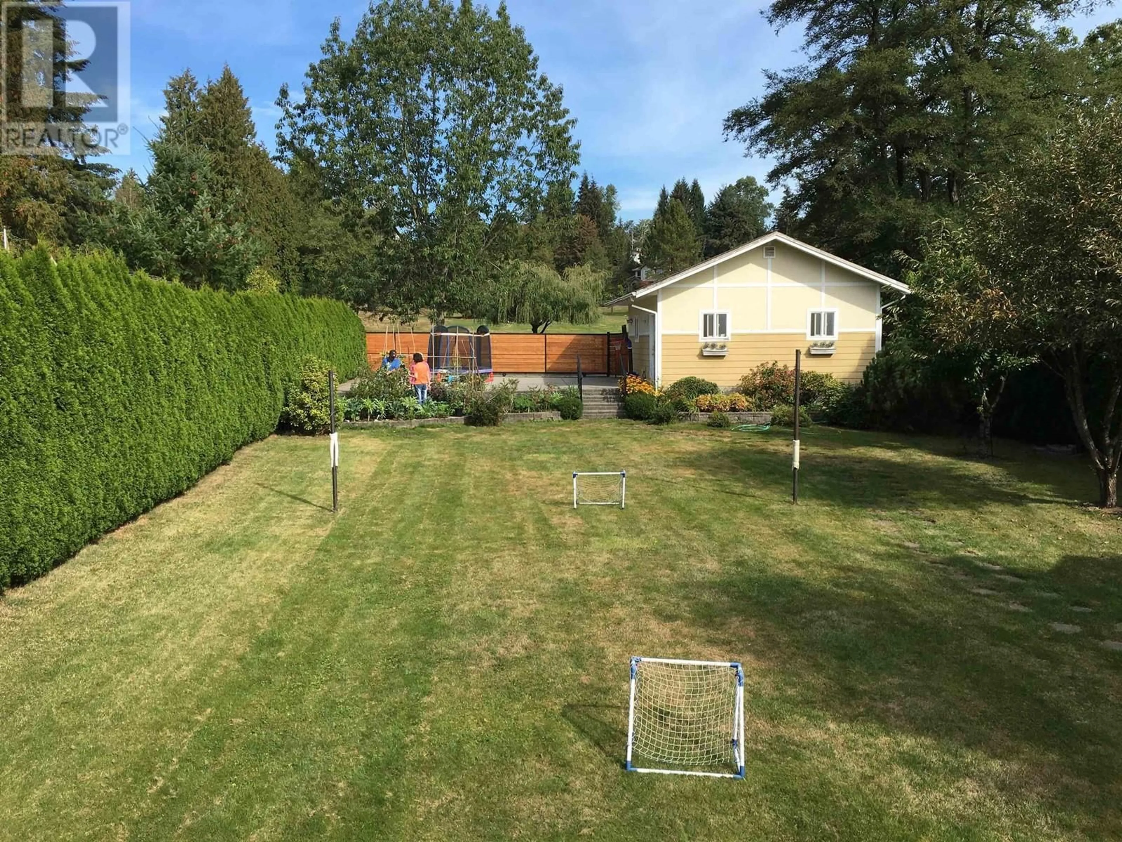 A pic from outside/outdoor area/front of a property/back of a property/a pic from drone, unknown for 5565 GILPIN STREET, Burnaby British Columbia V5H2H8