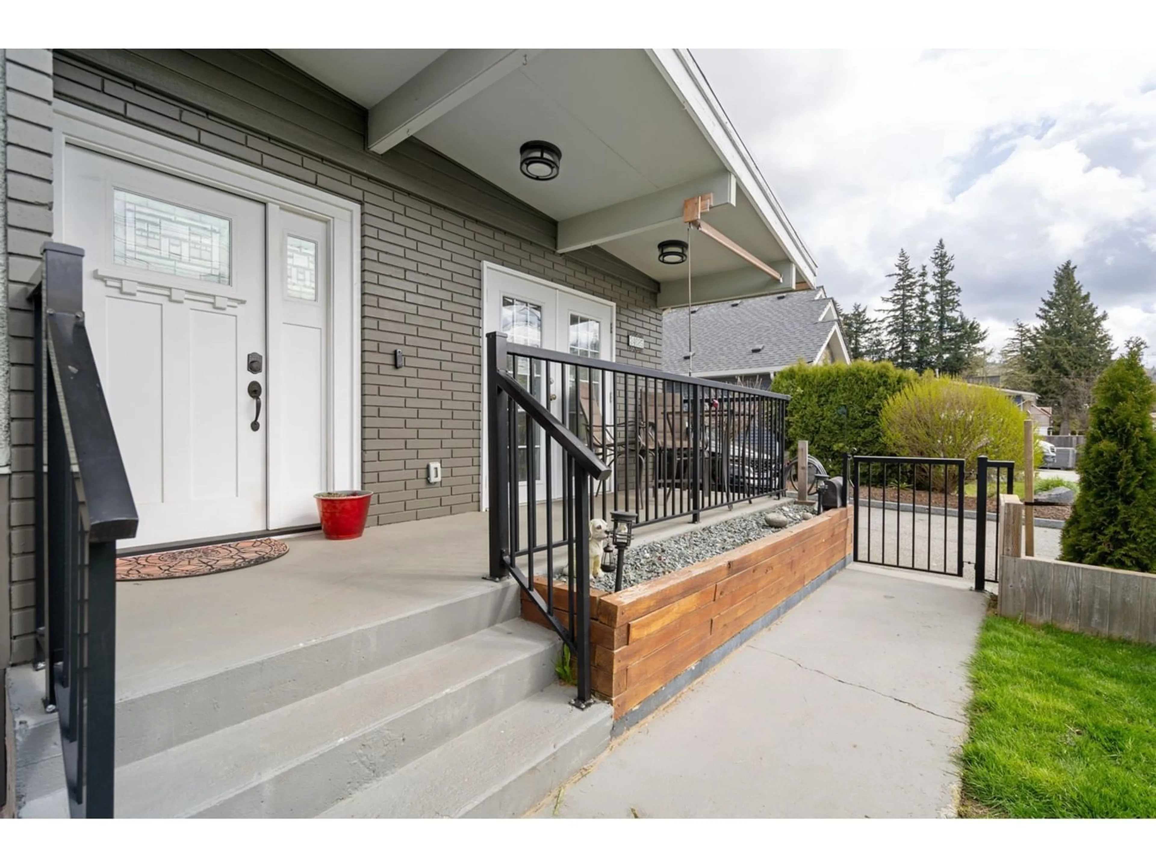 Indoor entryway for 34685 OLD CLAYBURN ROAD, Abbotsford British Columbia V2S4H6