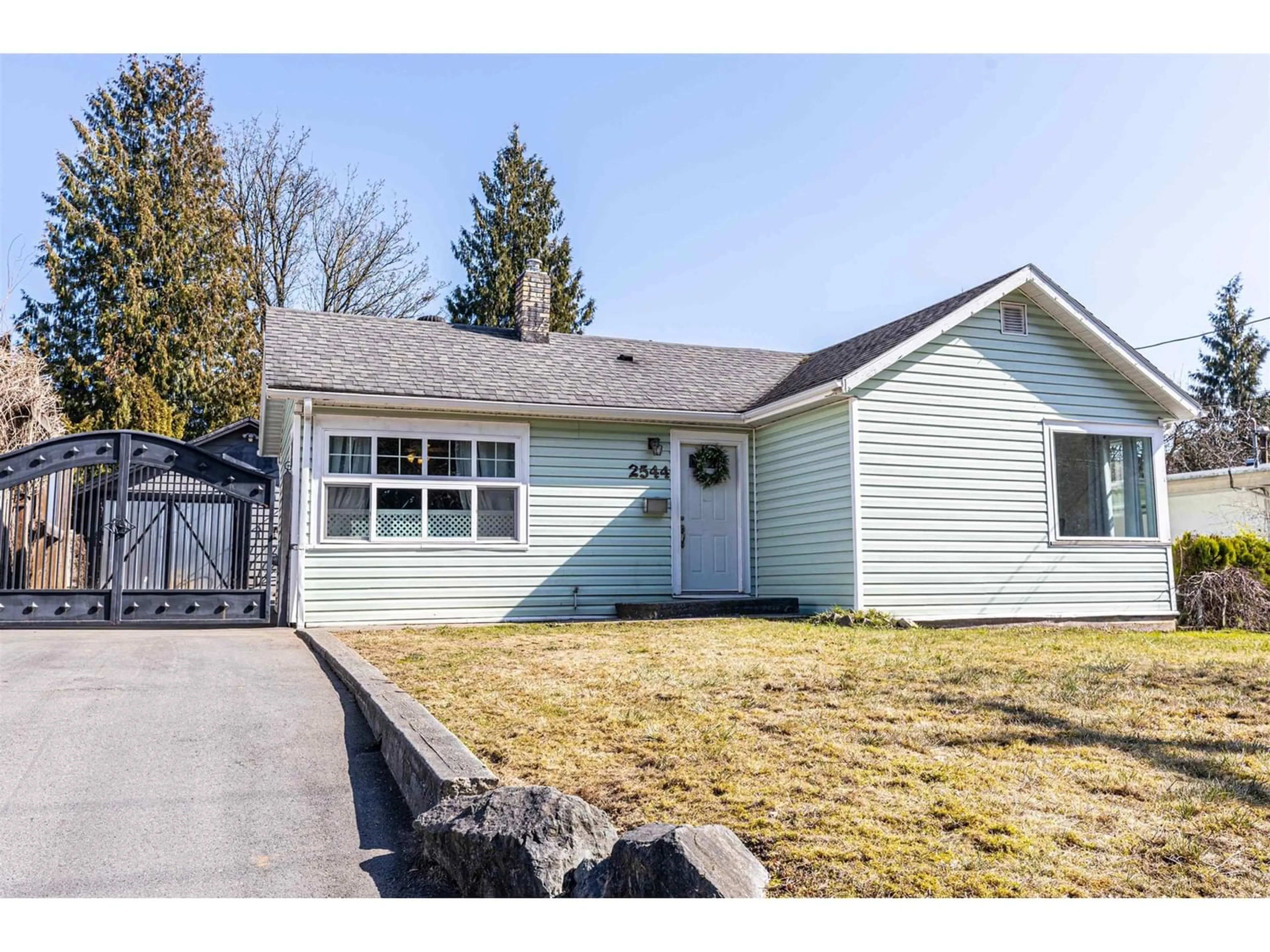 Frontside or backside of a home for 2544 CAMPBELL AVENUE, Abbotsford British Columbia V2S4A4