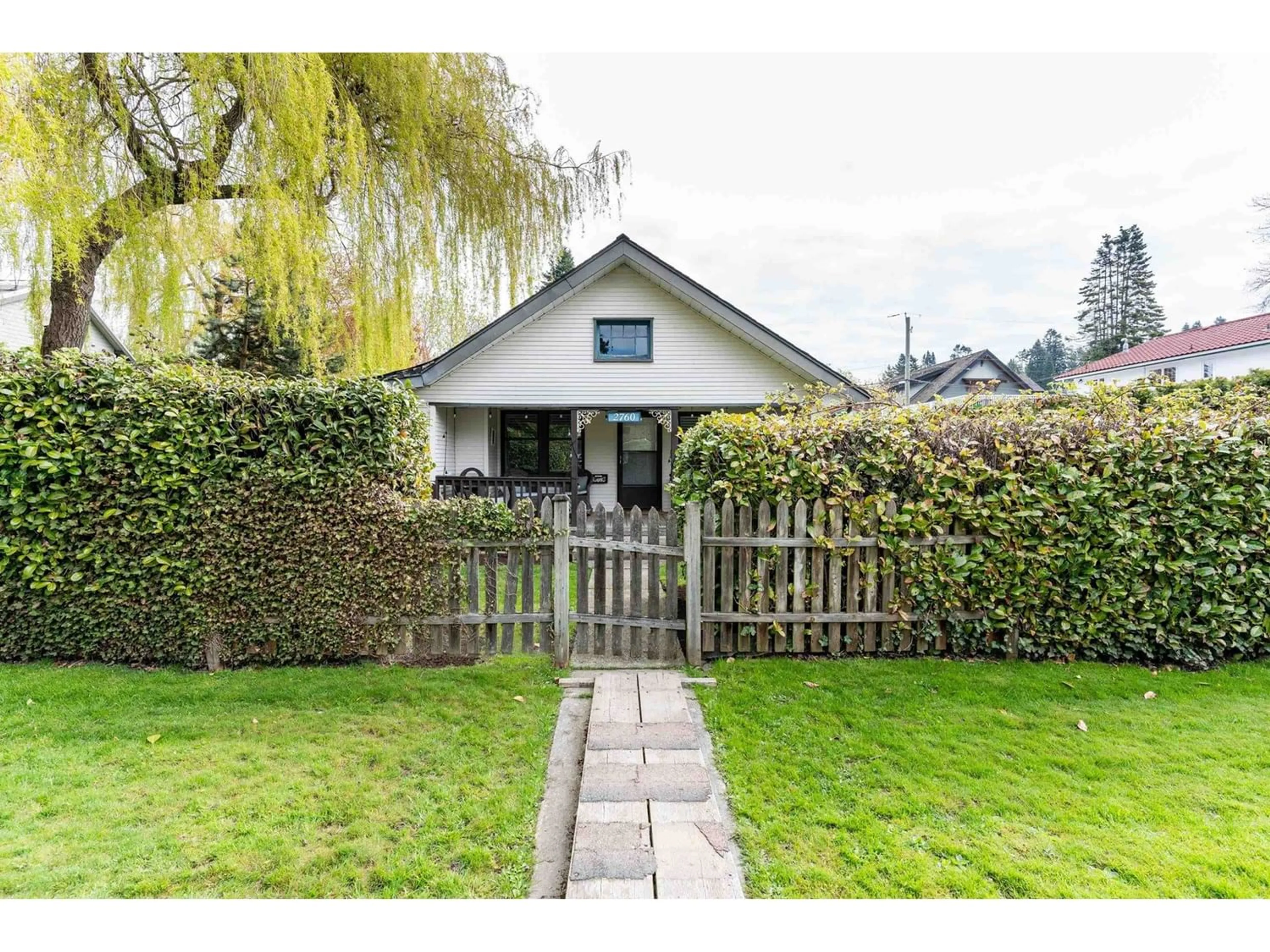 Cottage for 2760 MCBRIDE AVENUE, Surrey British Columbia V4A3G2