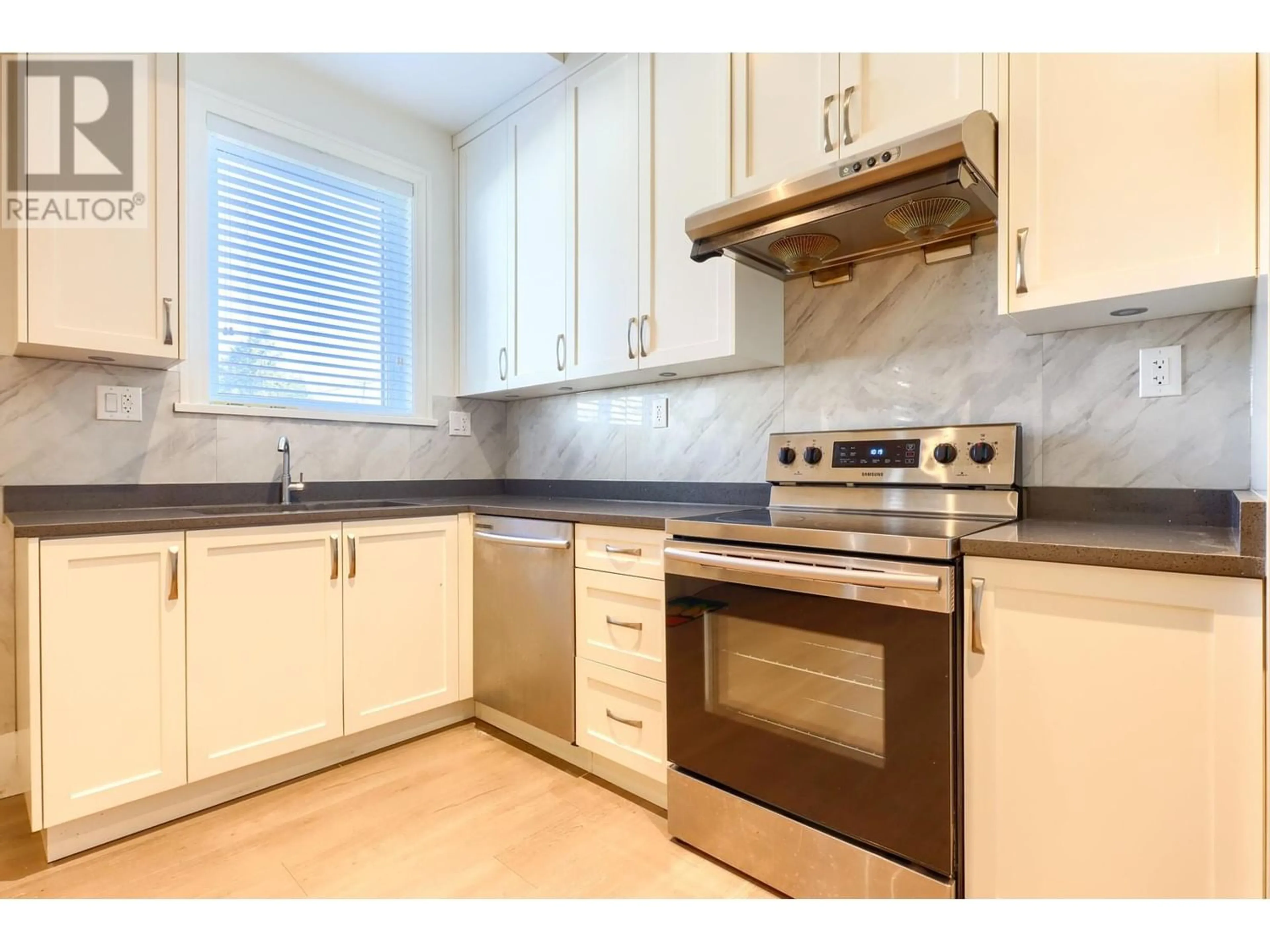 Standard kitchen for 11991 NO. 2 ROAD, Richmond British Columbia V7E2E9