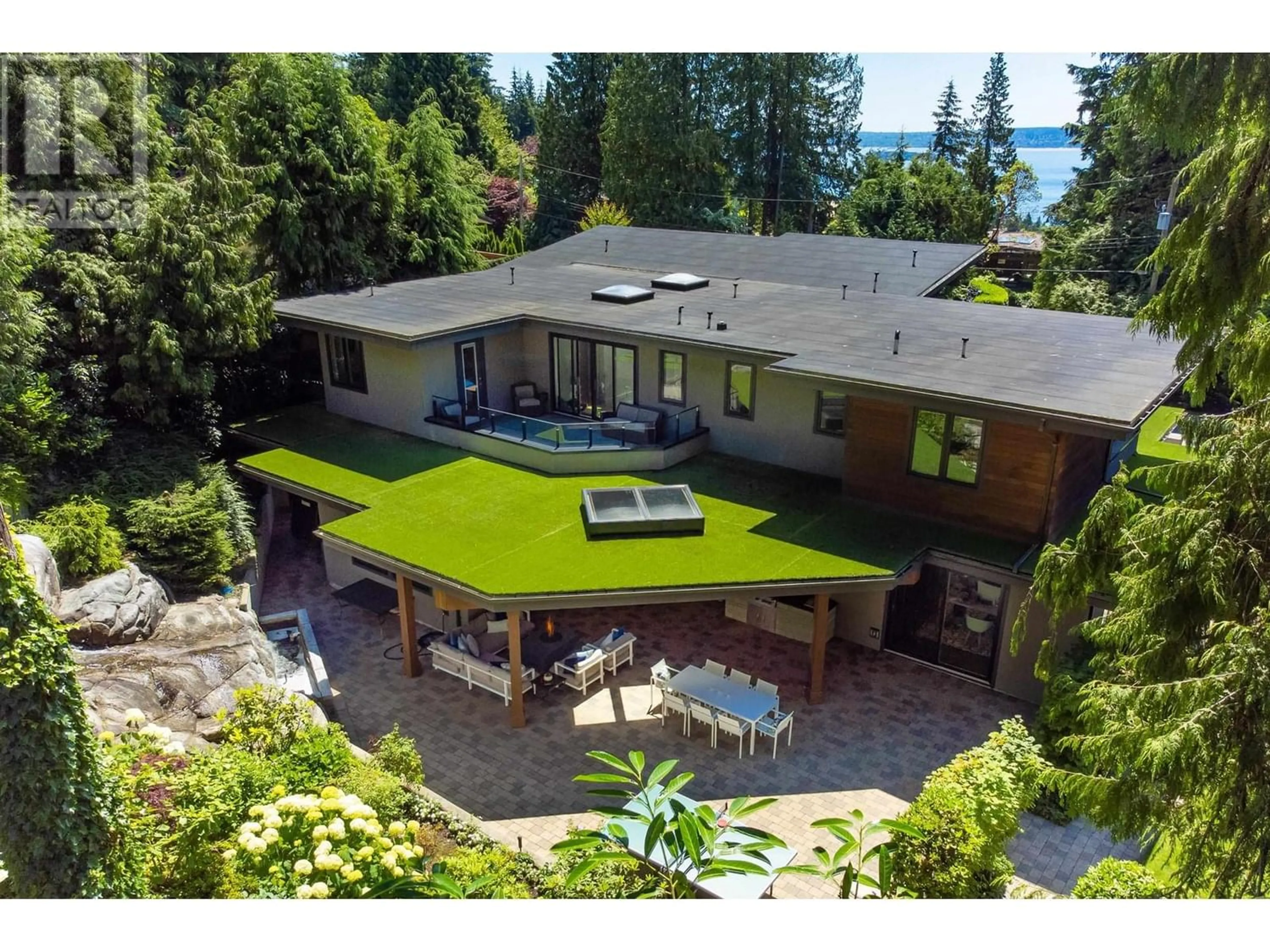 Frontside or backside of a home for 3905 SOUTHRIDGE AVENUE, West Vancouver British Columbia V7V3H9