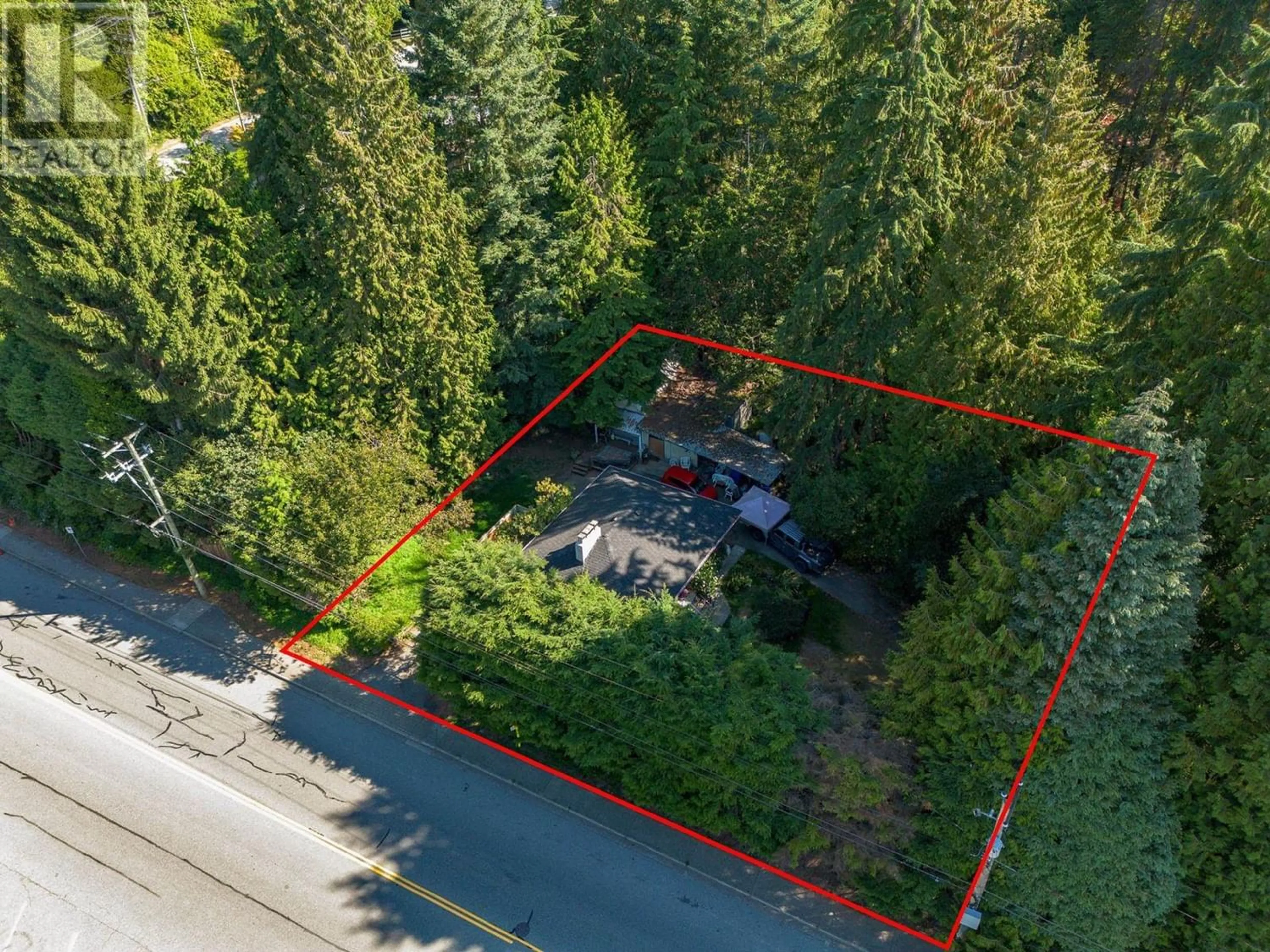 Fenced yard for 698 W KINGS ROAD, North Vancouver British Columbia V7N2M7