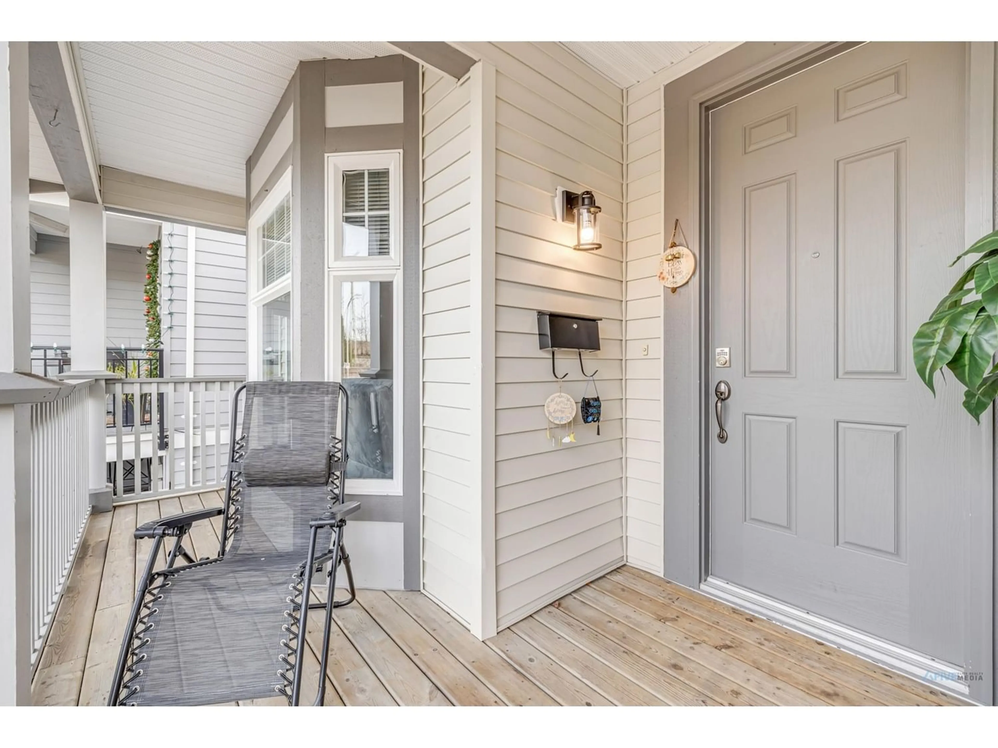 Indoor entryway for 15780 23B AVENUE, Surrey British Columbia V4A9Y4