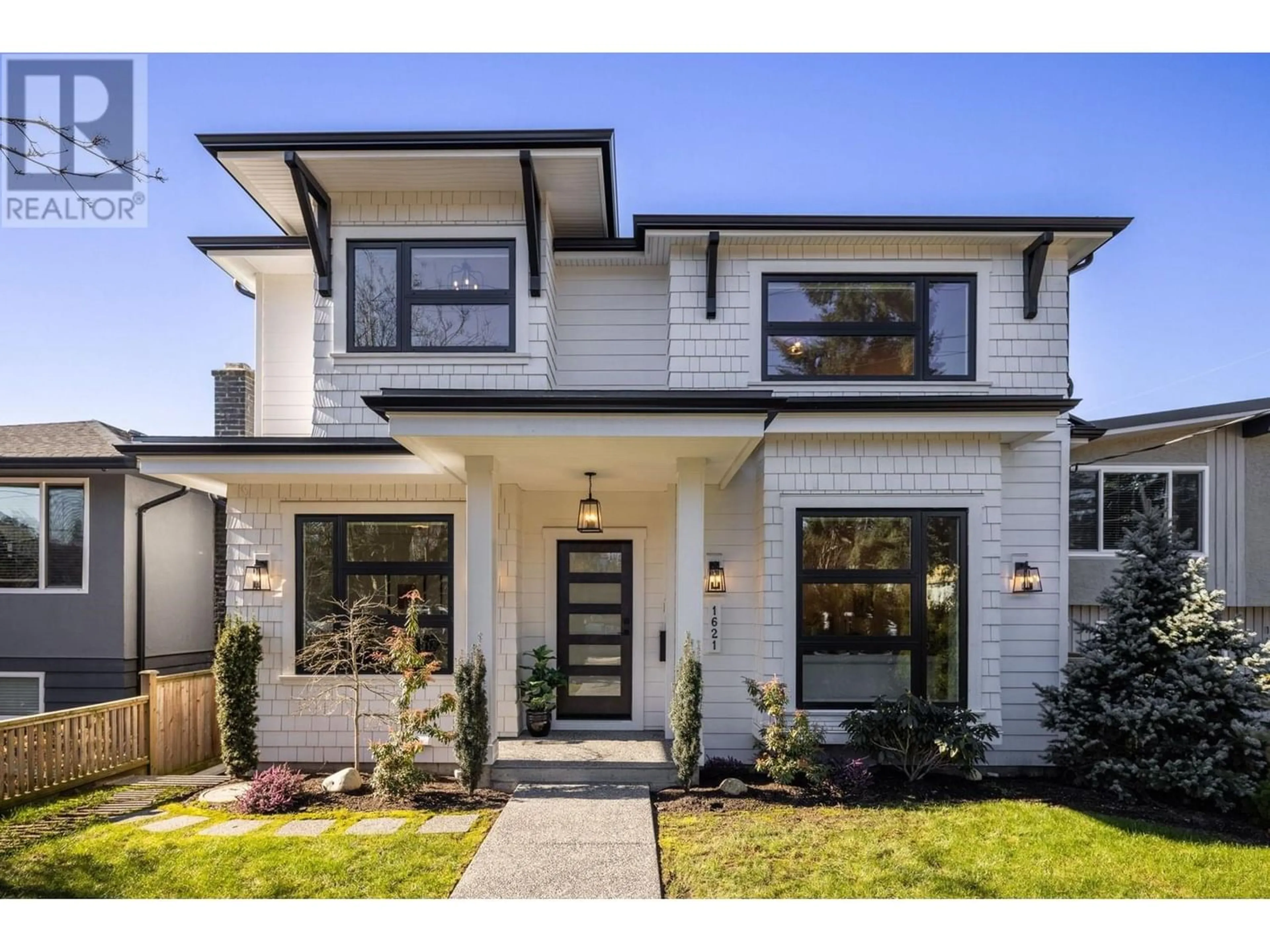 Indoor entryway for 1621 RIDGEWAY AVENUE, North Vancouver British Columbia V7L3S3