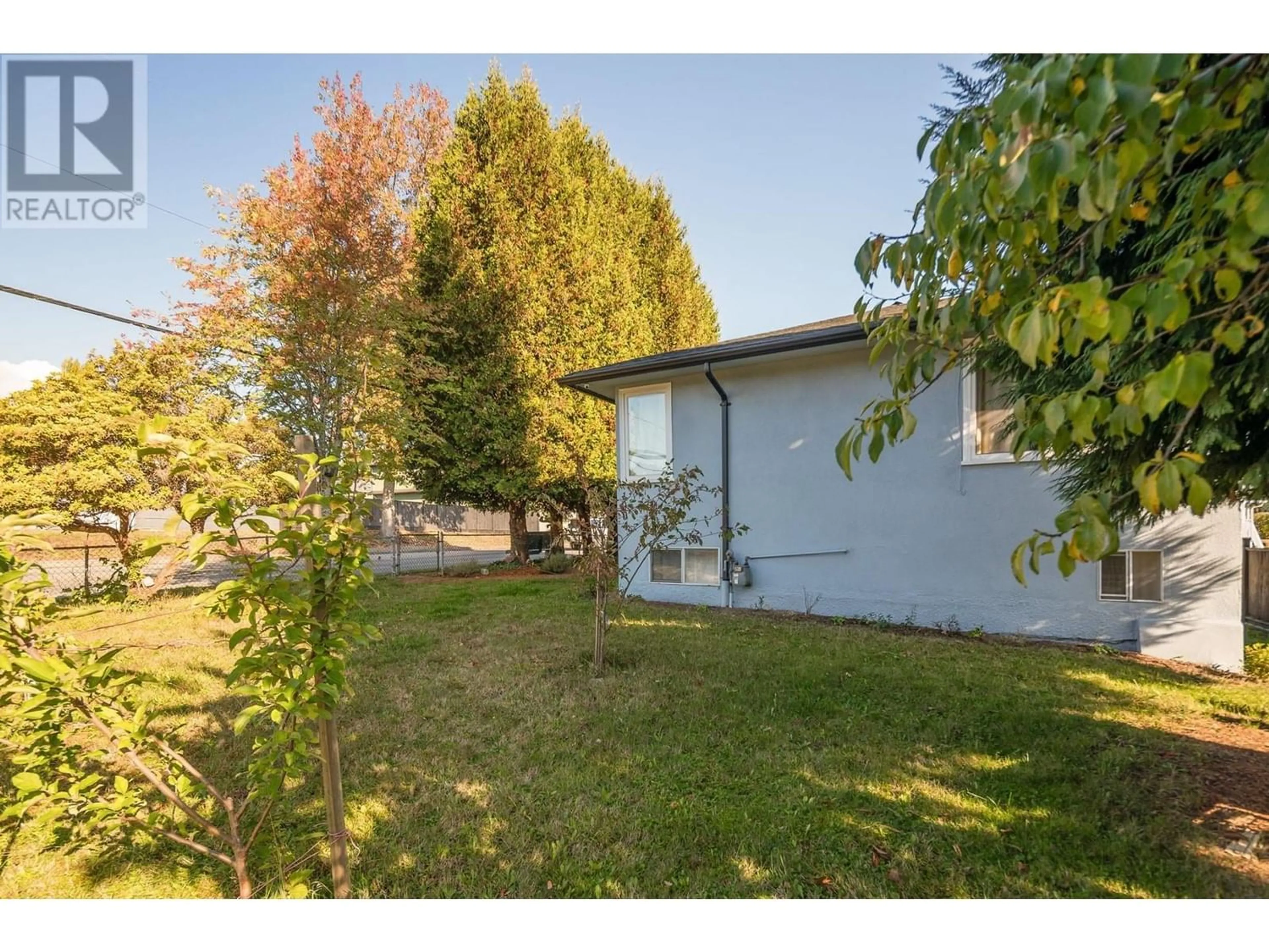 Fenced yard for 1004 SPRINGER AVENUE, Burnaby British Columbia V5B3L7