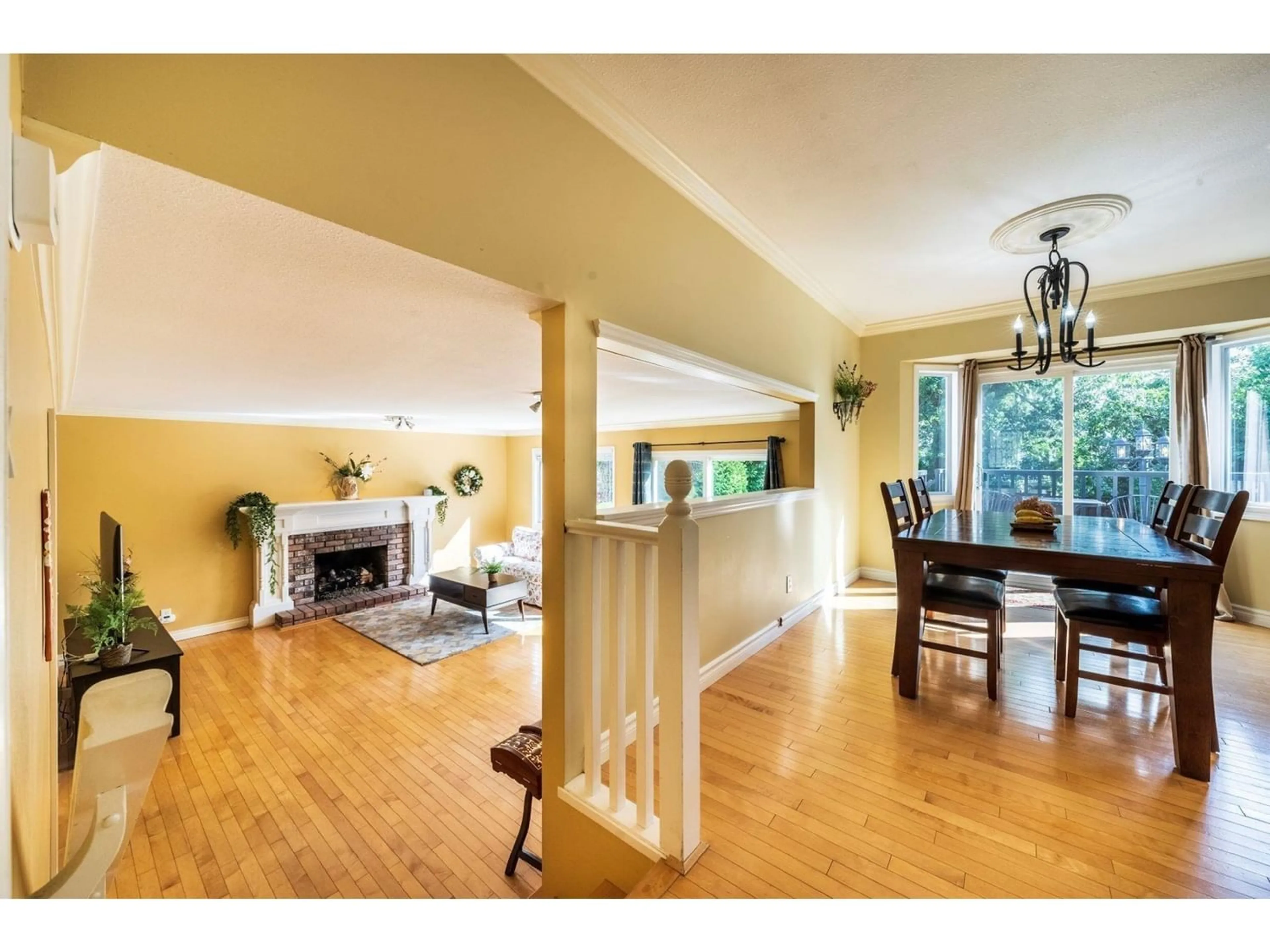 Indoor foyer for 13496 15A AVENUE, Surrey British Columbia V4A5P1