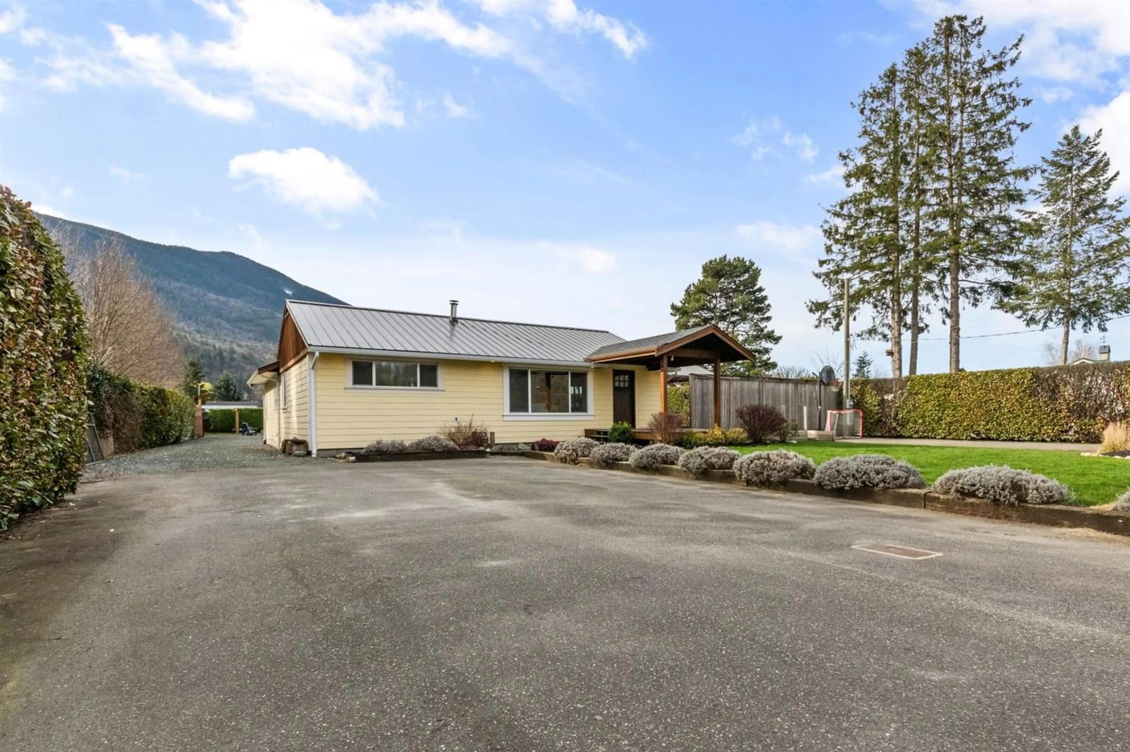 Frontside or backside of a home for 42720 WALNUT AVENUE, Yarrow British Columbia V2R5C2