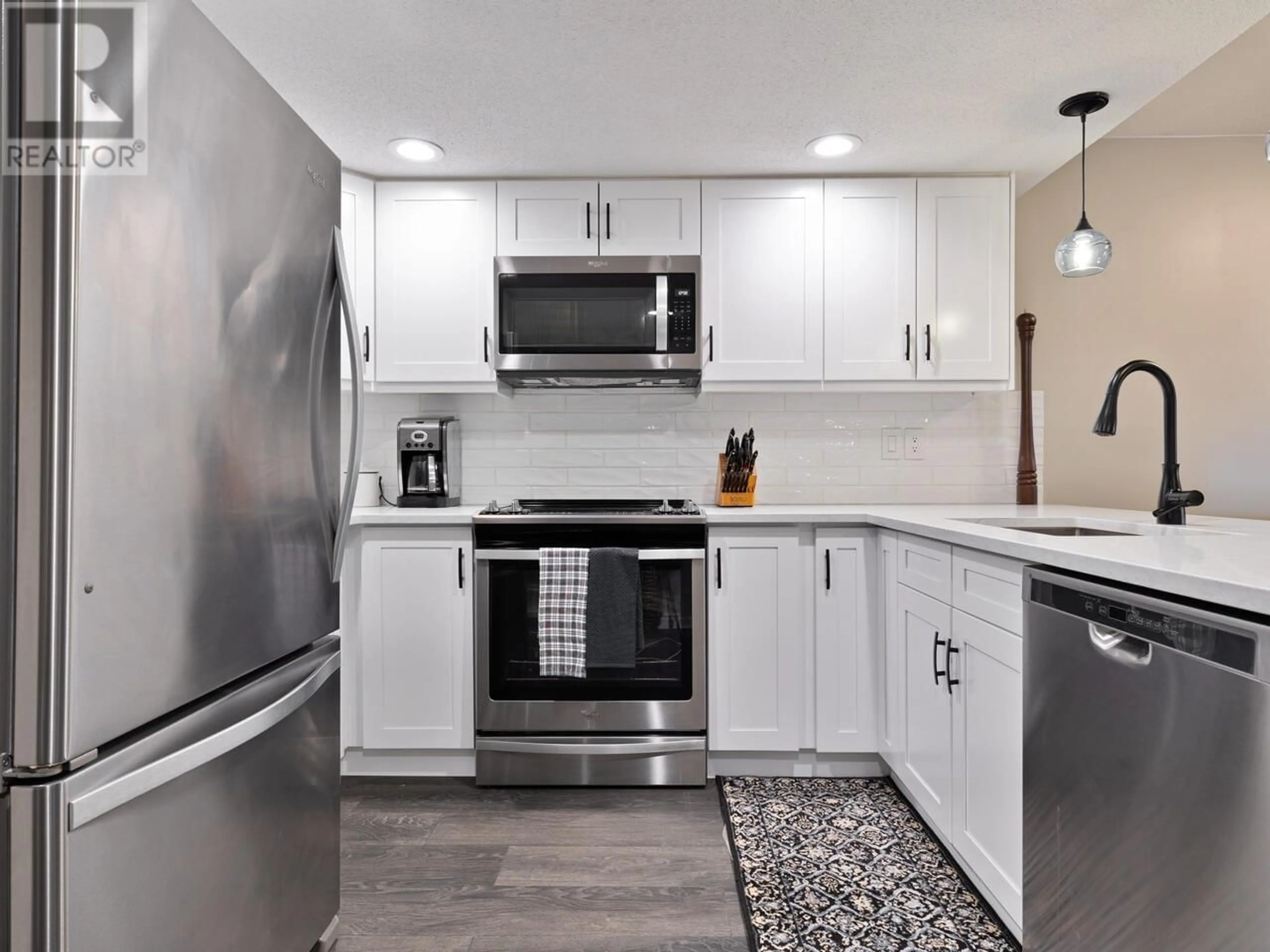 Contemporary kitchen for 304 78 RICHMOND STREET, New Westminster British Columbia V3L5T2