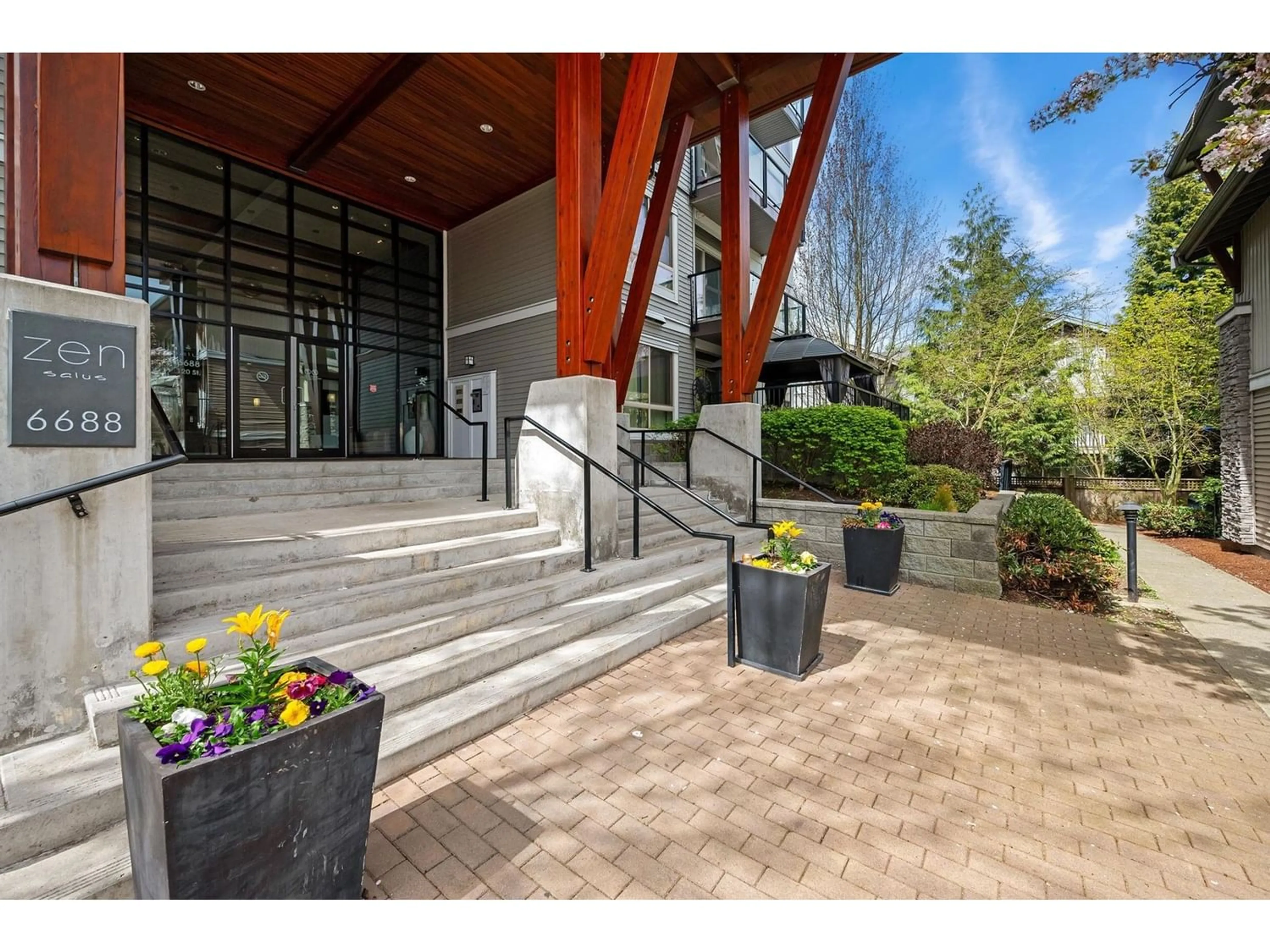 Indoor foyer for 224 6688 120 STREET, Surrey British Columbia V3W1T8