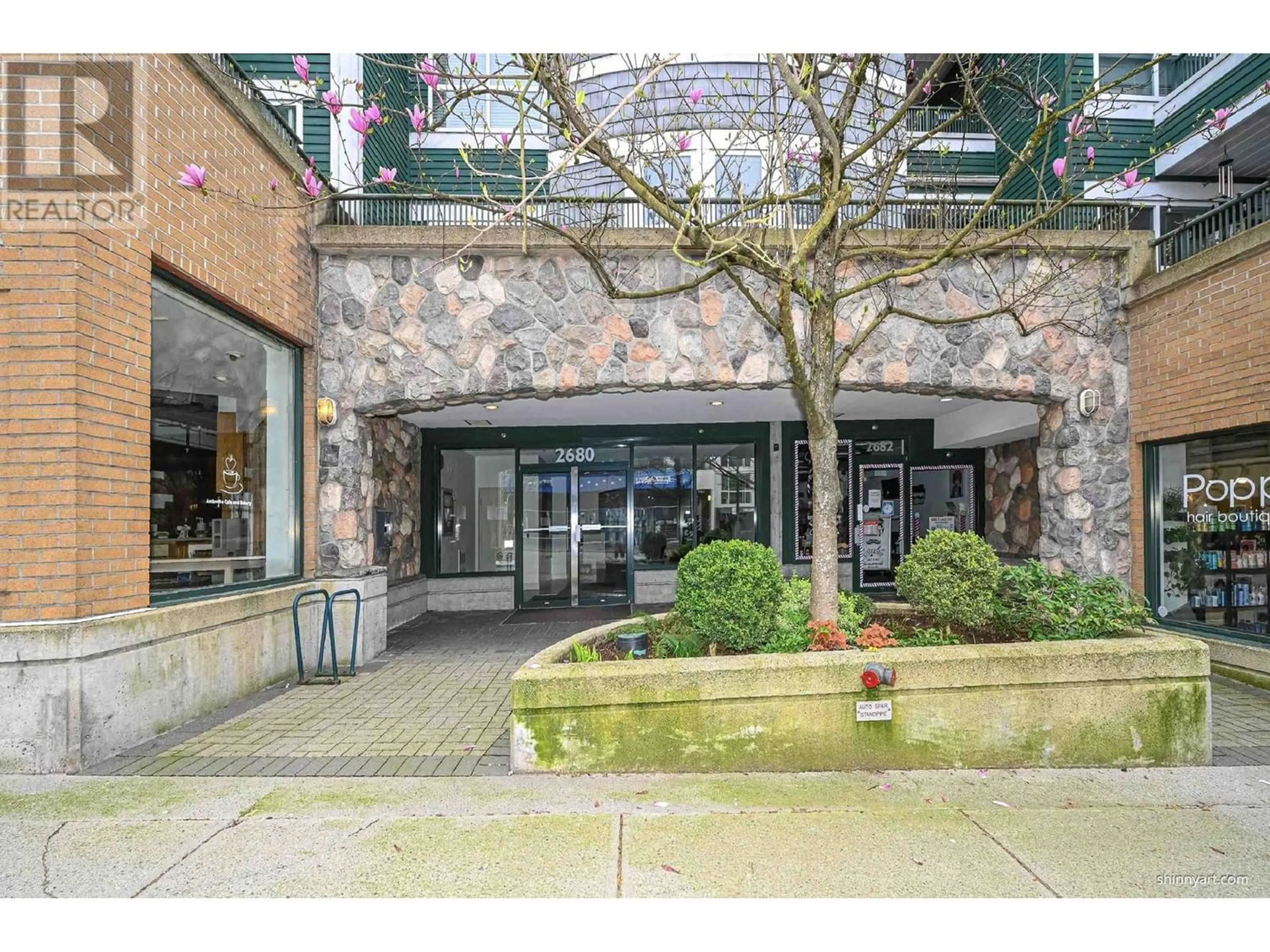 Indoor foyer for 317 2680 W 4TH AVENUE, Vancouver British Columbia V6K4S3