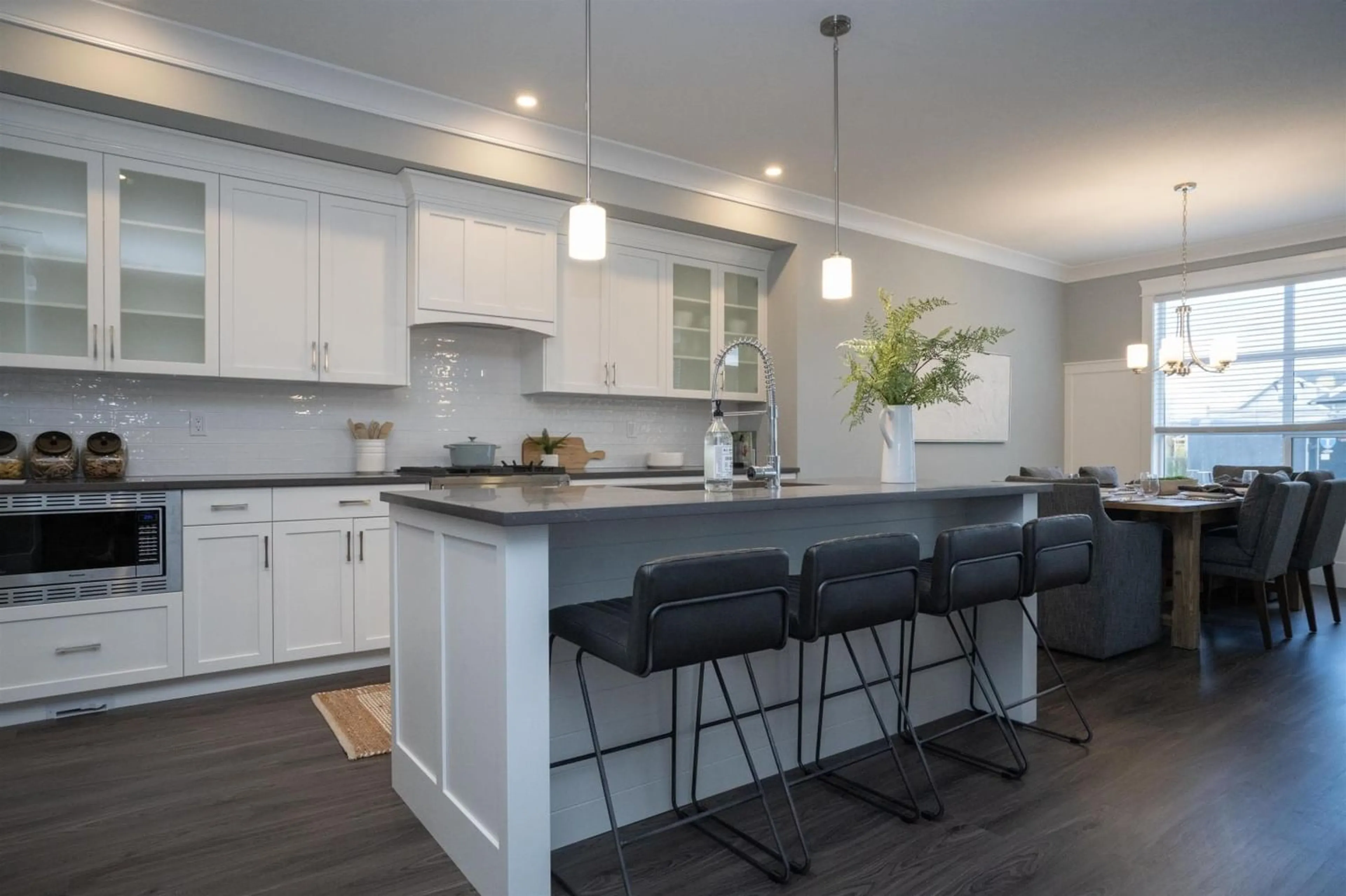 Contemporary kitchen for 120 46213 HAKWELES ROAD, Chilliwack British Columbia V4Z0C6