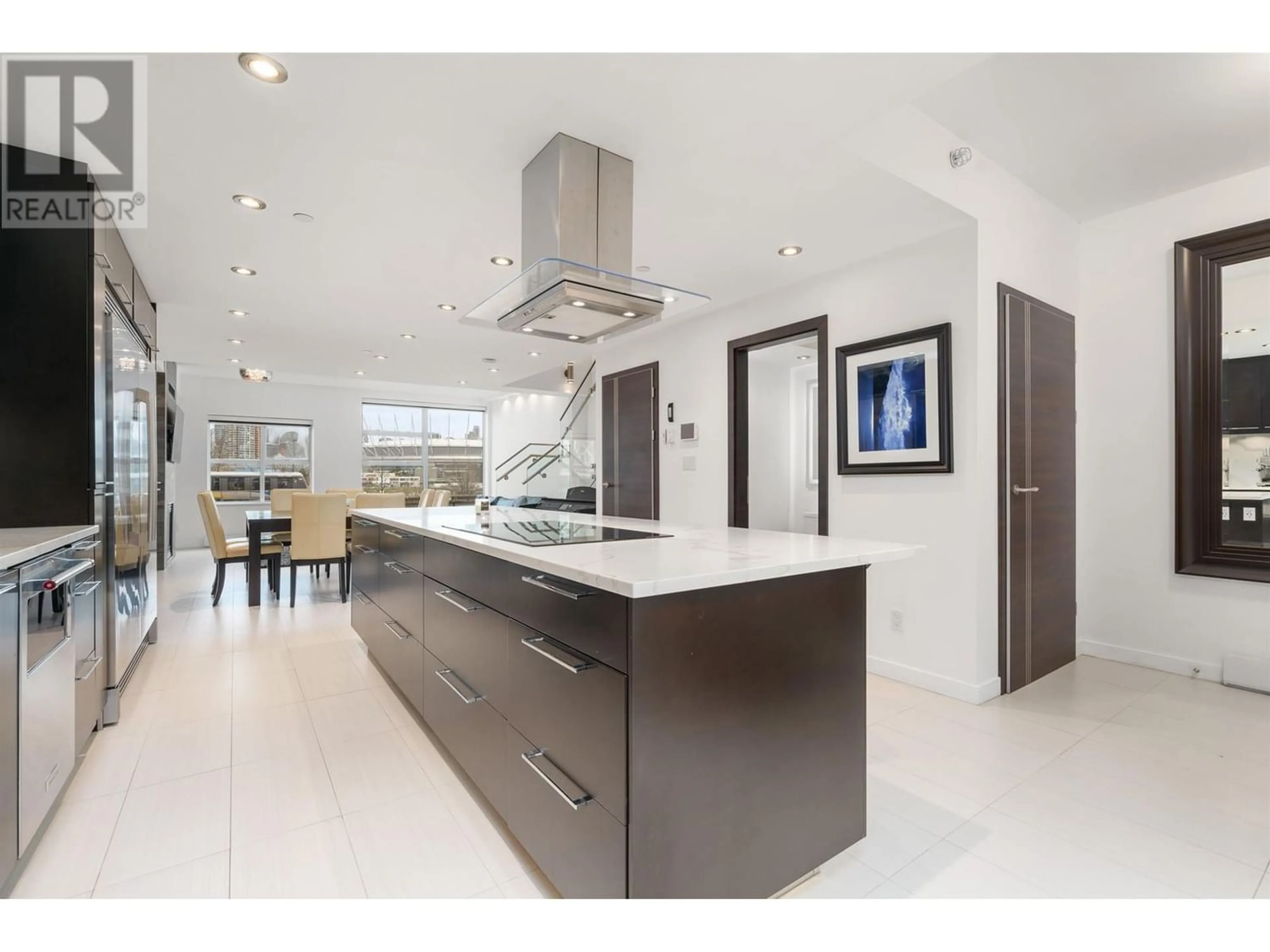 Contemporary kitchen for 10 1182 QUEBEC STREET, Vancouver British Columbia V6A4B2