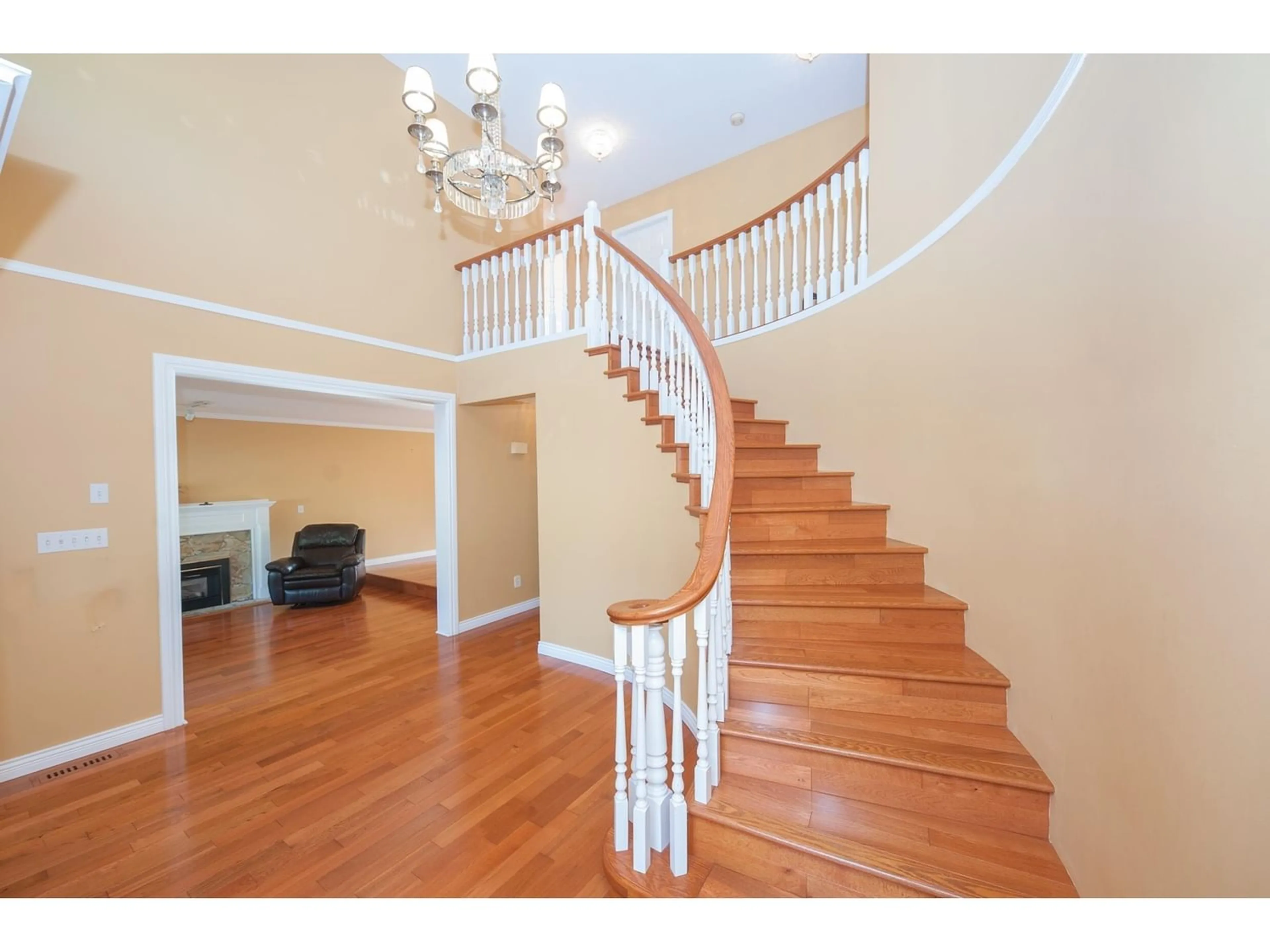 Indoor foyer for 20478 69 AVENUE, Langley British Columbia V2Y1R2