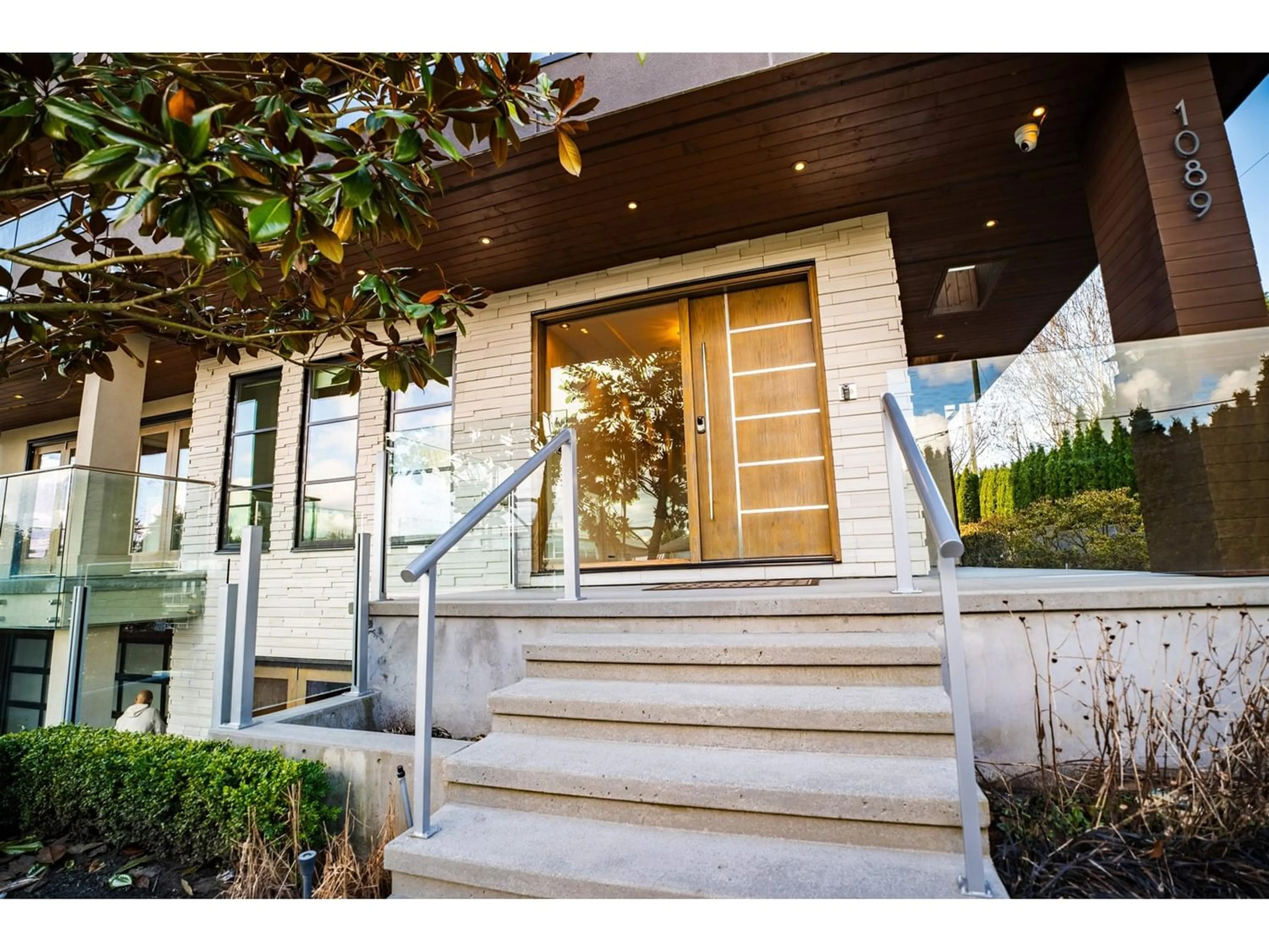 Indoor entryway for 1089 EWSON STREET, White Rock British Columbia V4B4V3