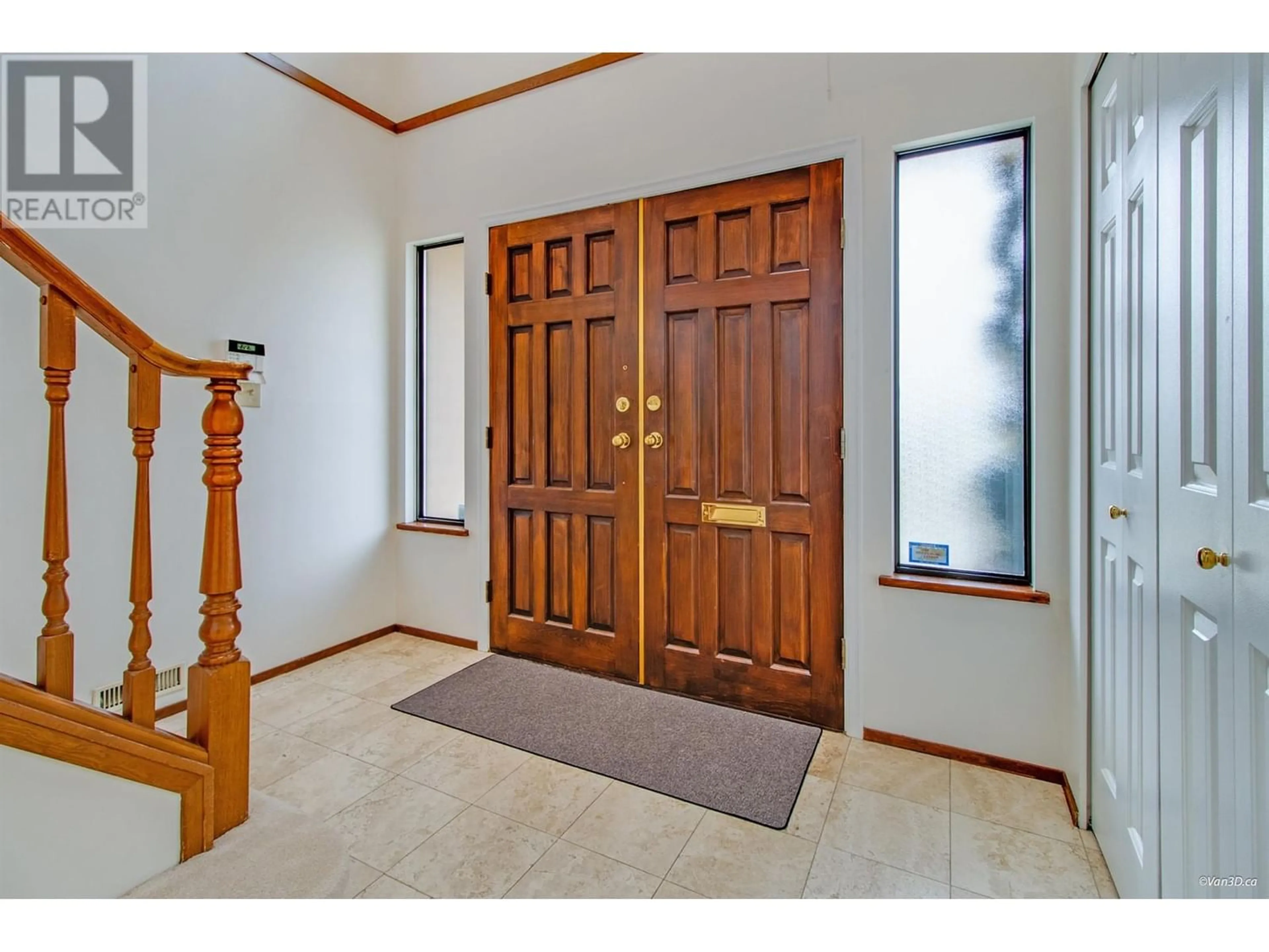 Indoor entryway for 2938 PHILLIPS AVENUE, Burnaby British Columbia V5A2W5