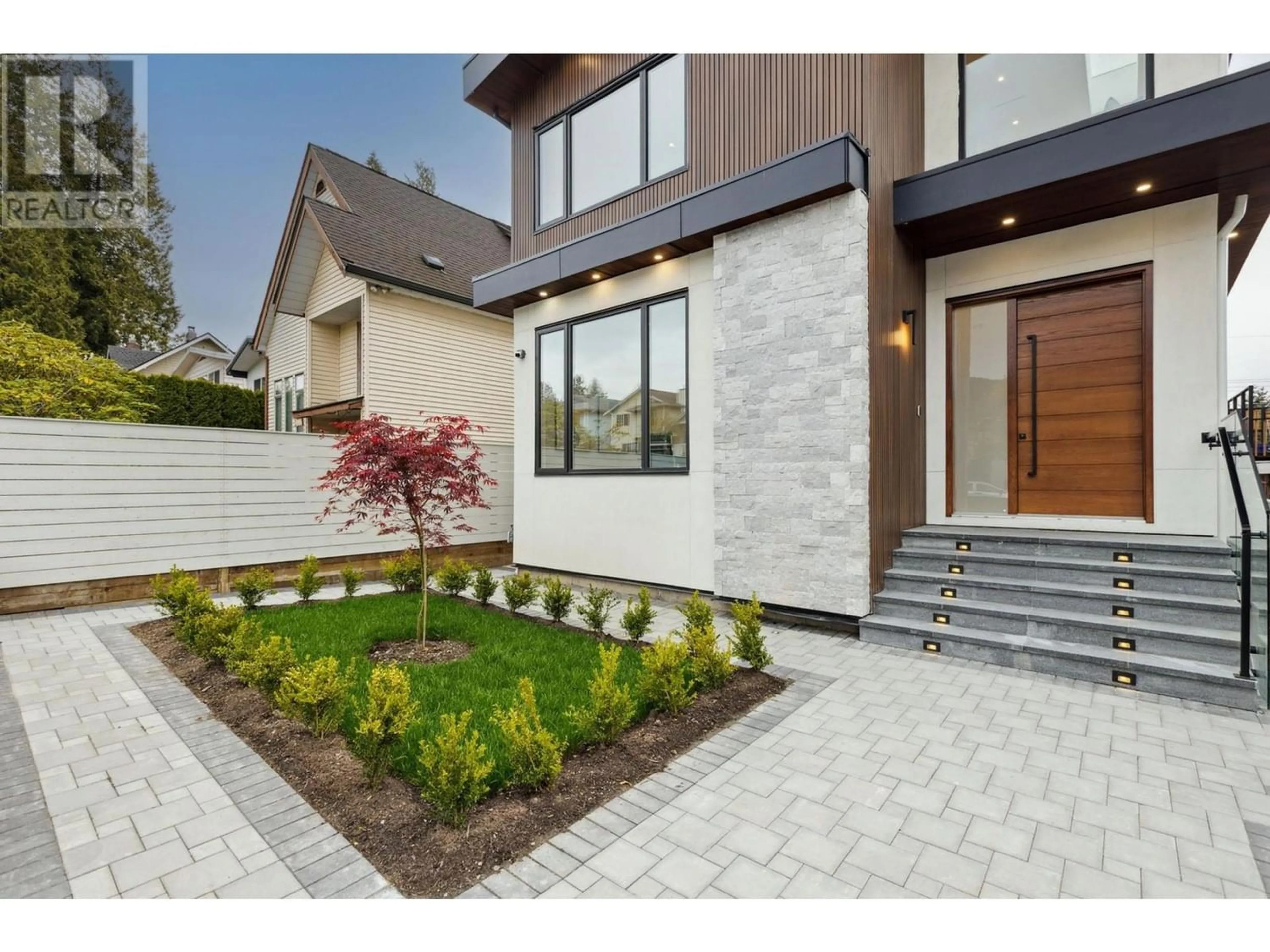 Home with brick exterior material for 325 W 22ND STREET, North Vancouver British Columbia V7M2A3