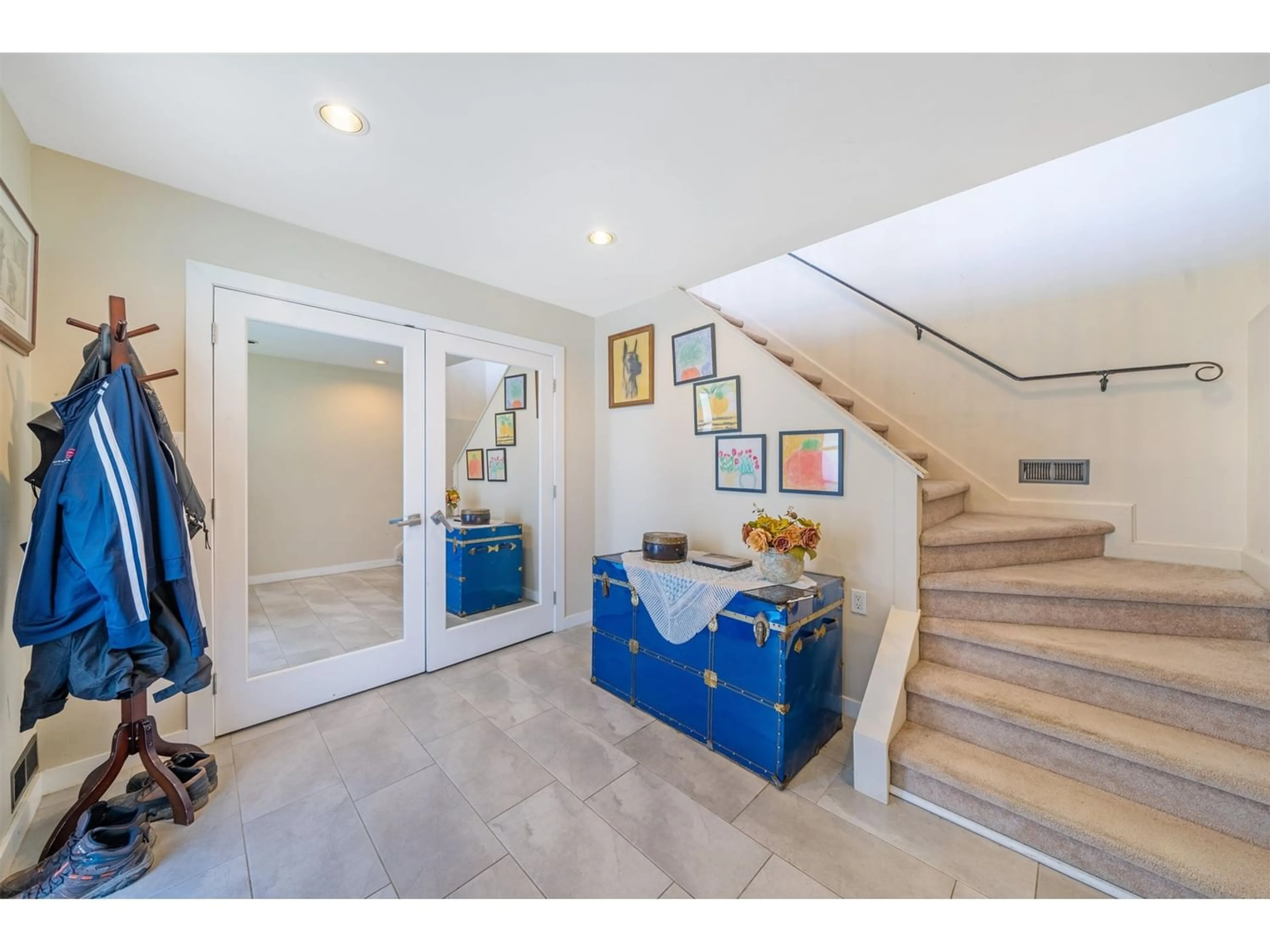 Indoor entryway for 13873 BLACKBURN AVENUE, White Rock British Columbia V4B2Z1