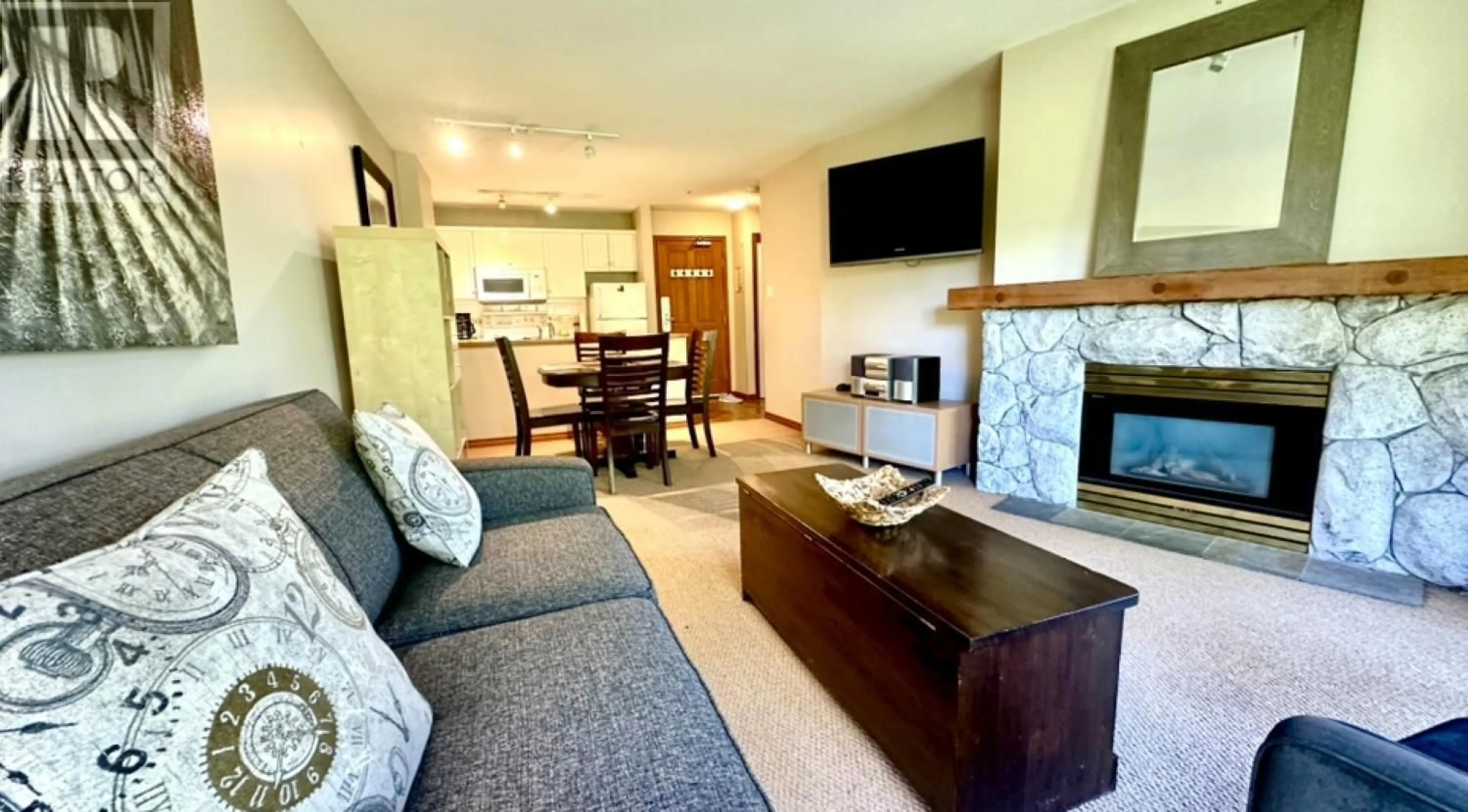 Living room for 413 4800 SPEARHEAD DRIVE, Whistler British Columbia V8E1G1